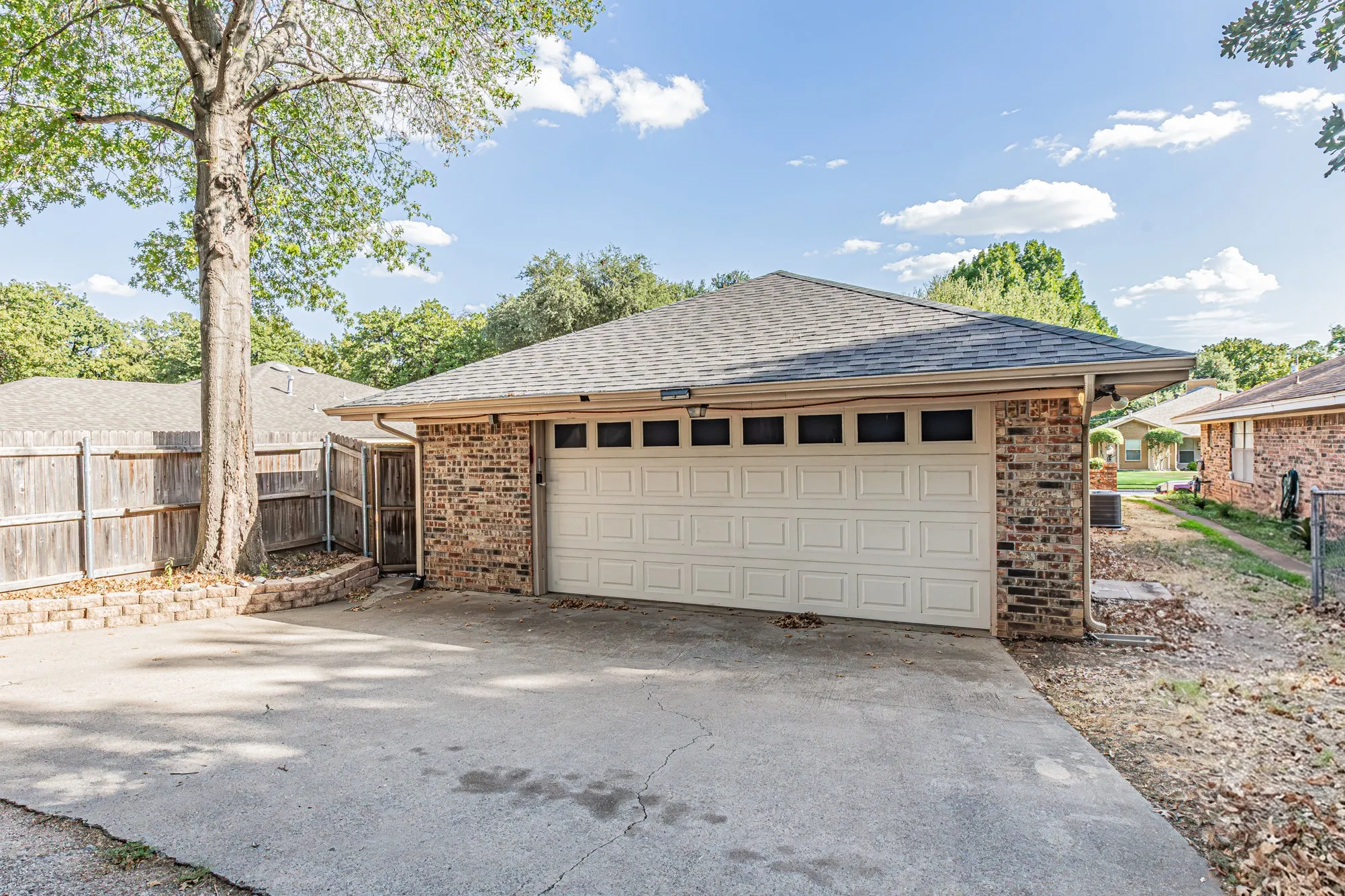 Single Family Residence For Sale in Dallas County , 2609 Still Meadow Road, Irving, Texas 75060, 3 Bedroom, 3 Bathroom, 2 Garage spaces, 2,095 Sqft, built in 1975, mls#21388429, Real Estate Agent in Irving, Homes For Sale in Dallas county, Homes For Sale in Irving, Realtor in Irving Texas, Real Estate Brokerage Independent Realty Texas, Luminita Cordes Realtor