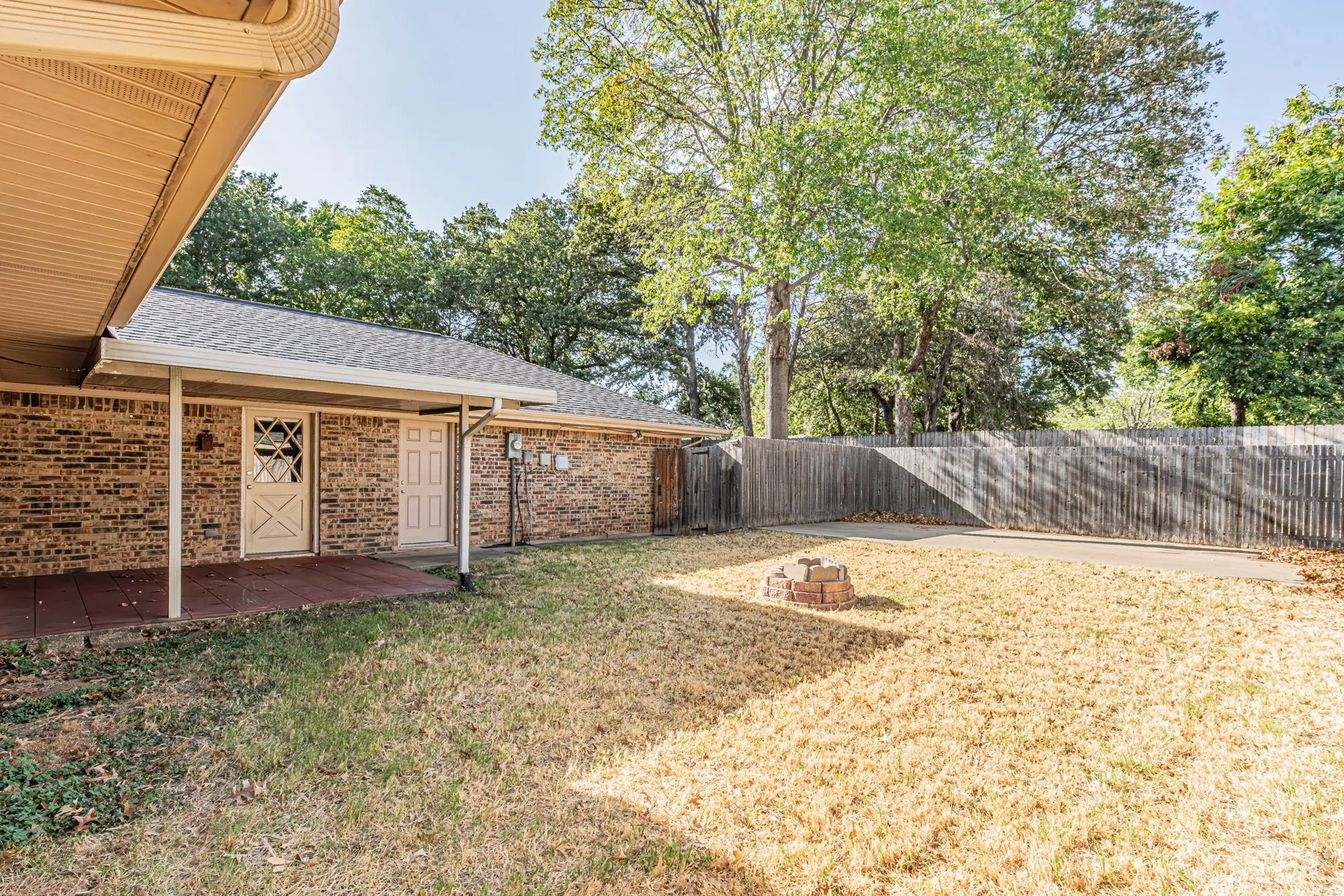 Single Family Residence For Sale in Dallas County , 2609 Still Meadow Road, Irving, Texas 75060, 3 Bedroom, 3 Bathroom, 2 Garage spaces, 2,095 Sqft, built in 1975, mls#21388429, Real Estate Agent in Irving, Homes For Sale in Dallas county, Homes For Sale in Irving, Realtor in Irving Texas, Real Estate Brokerage Independent Realty Texas, Luminita Cordes Realtor