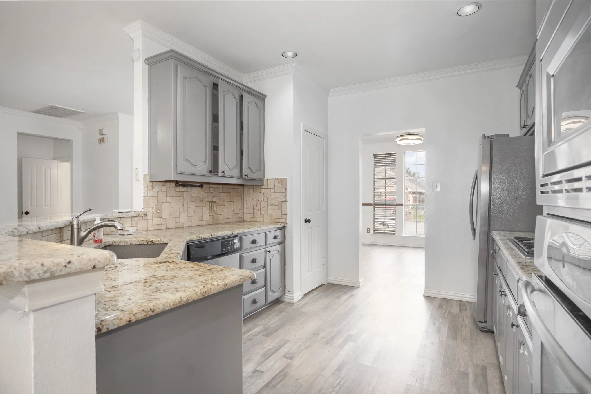Single Family Residence For Rent in Tarrant County , 4704 Carolina Trace Trail, Fort Worth, Texas 76244, 4 Bedroom, 3 Bathroom, 2 Garage spaces, 2,470 Sqft, built in 1999, mls#21388883, Real Estate Agent in Fort Worth, Homes For Rent in Tarrant county, Homes For Rent in Fort Worth, Realtor in Fort Worth Texas, Real Estate Brokerage Independent Realty Texas, Luminita Cordes Realtor