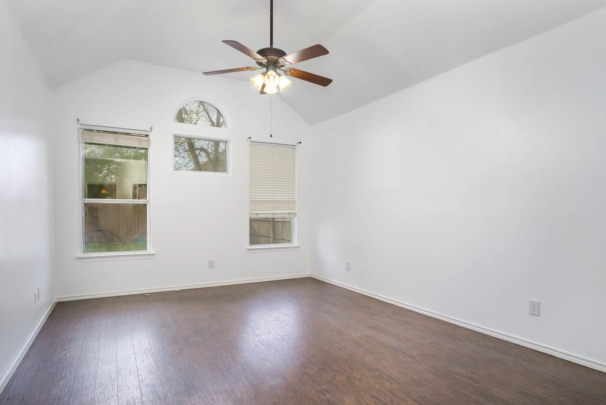 Single Family Residence For Rent in Tarrant County , 4704 Carolina Trace Trail, Fort Worth, Texas 76244, 4 Bedroom, 3 Bathroom, 2 Garage spaces, 2,470 Sqft, built in 1999, mls#21388883, Real Estate Agent in Fort Worth, Homes For Rent in Tarrant county, Homes For Rent in Fort Worth, Realtor in Fort Worth Texas, Real Estate Brokerage Independent Realty Texas, Luminita Cordes Realtor