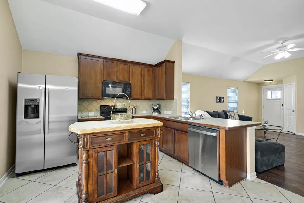 Single Family Residence For Rent in Tarrant County , 2932 Milby Oaks Drive, Fort Worth, Texas 76244, 4 Bedroom, 2 Bathroom, 2 Garage spaces, 1,801 Sqft, built in 2006, mls#21388057, Real Estate Agent in Fort Worth, Homes For Rent in Tarrant county, Homes For Rent in Fort Worth, Realtor in Fort Worth Texas, Real Estate Brokerage Independent Realty Texas, Luminita Cordes Realtor