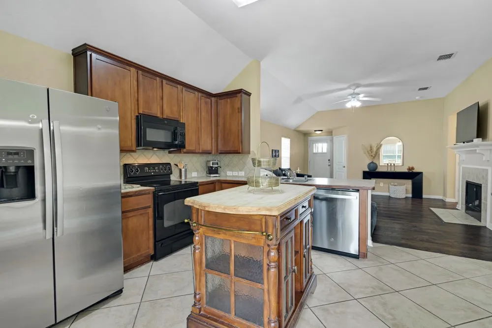 Single Family Residence For Rent in Tarrant County , 2932 Milby Oaks Drive, Fort Worth, Texas 76244, 4 Bedroom, 2 Bathroom, 2 Garage spaces, 1,801 Sqft, built in 2006, mls#21388057, Real Estate Agent in Fort Worth, Homes For Rent in Tarrant county, Homes For Rent in Fort Worth, Realtor in Fort Worth Texas, Real Estate Brokerage Independent Realty Texas, Luminita Cordes Realtor