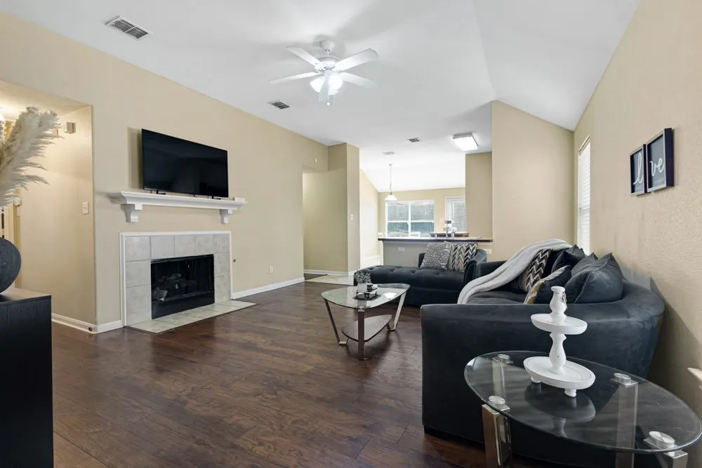 Single Family Residence For Rent in Tarrant County , 2932 Milby Oaks Drive, Fort Worth, Texas 76244, 4 Bedroom, 2 Bathroom, 2 Garage spaces, 1,801 Sqft, built in 2006, mls#21388057, Real Estate Agent in Fort Worth, Homes For Rent in Tarrant county, Homes For Rent in Fort Worth, Realtor in Fort Worth Texas, Real Estate Brokerage Independent Realty Texas, Luminita Cordes Realtor