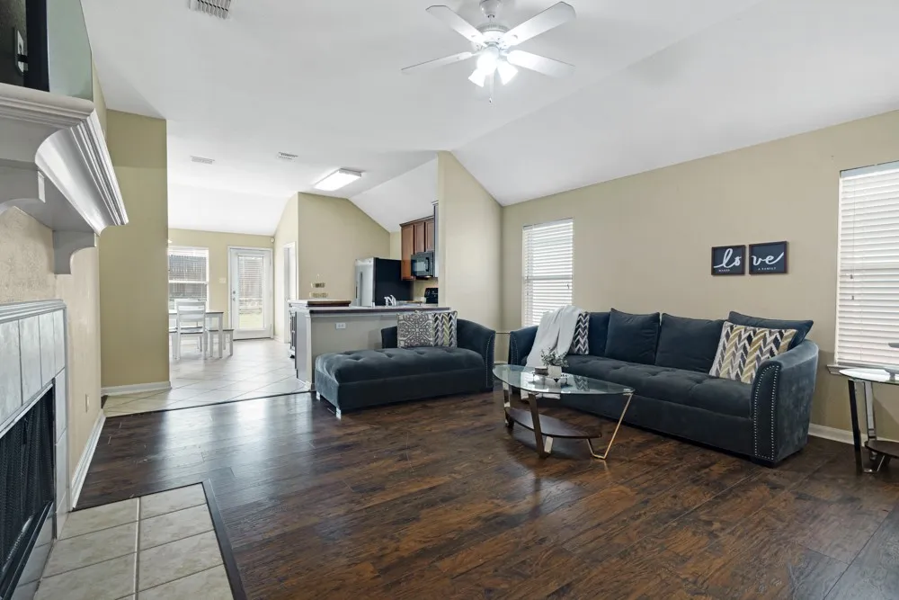 Single Family Residence For Rent in Tarrant County , 2932 Milby Oaks Drive, Fort Worth, Texas 76244, 4 Bedroom, 2 Bathroom, 2 Garage spaces, 1,801 Sqft, built in 2006, mls#21388057, Real Estate Agent in Fort Worth, Homes For Rent in Tarrant county, Homes For Rent in Fort Worth, Realtor in Fort Worth Texas, Real Estate Brokerage Independent Realty Texas, Luminita Cordes Realtor