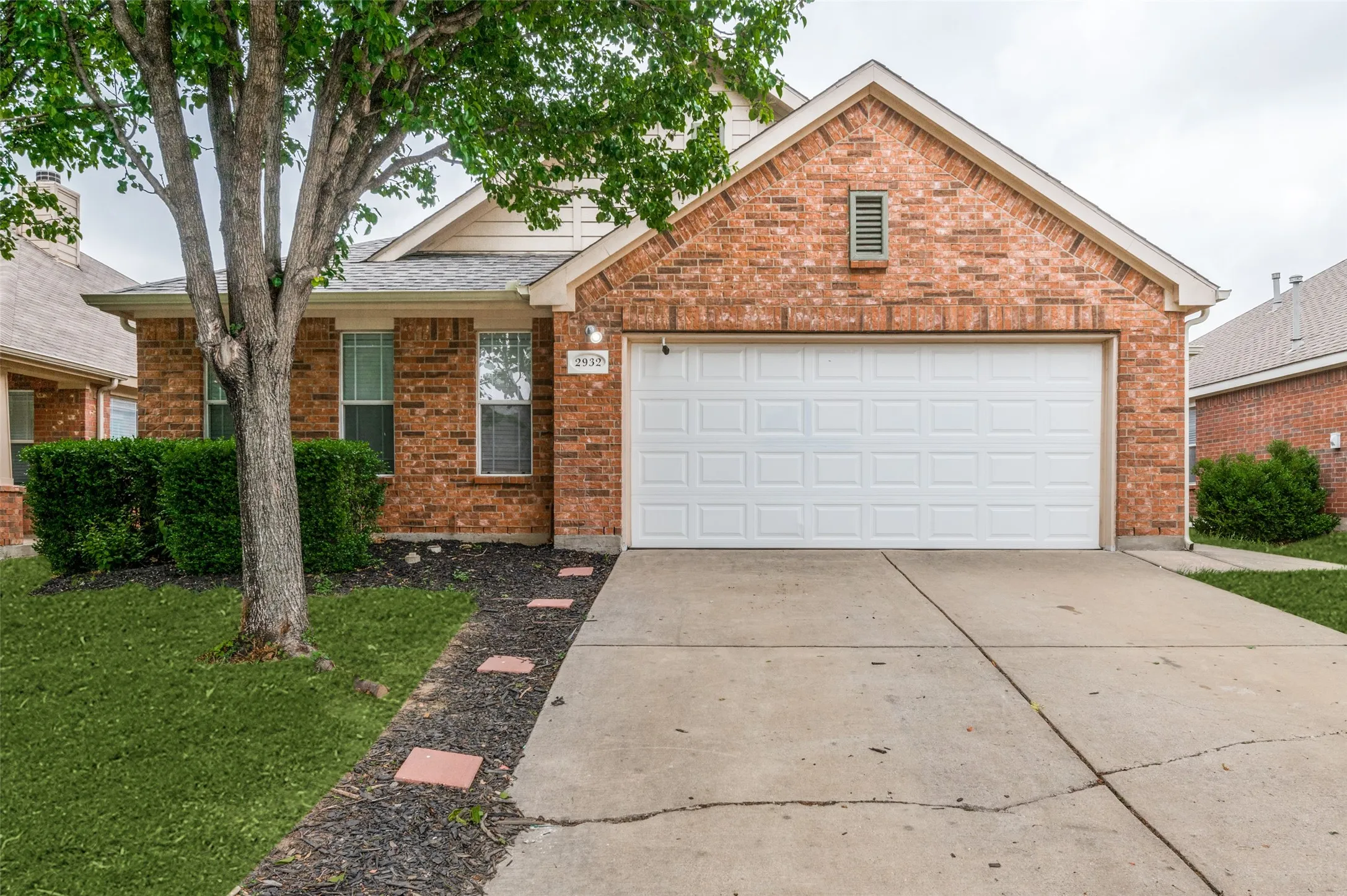 Single Family Residence For Rent in Tarrant County , 2932 Milby Oaks Drive, Fort Worth, Texas 76244, 4 Bedroom, 2 Bathroom, 2 Garage spaces, 1,801 Sqft, built in 2006, mls#21388057, Real Estate Agent in Fort Worth, Homes For Rent in Tarrant county, Homes For Rent in Fort Worth, Realtor in Fort Worth Texas, Real Estate Brokerage Independent Realty Texas, Luminita Cordes Realtor