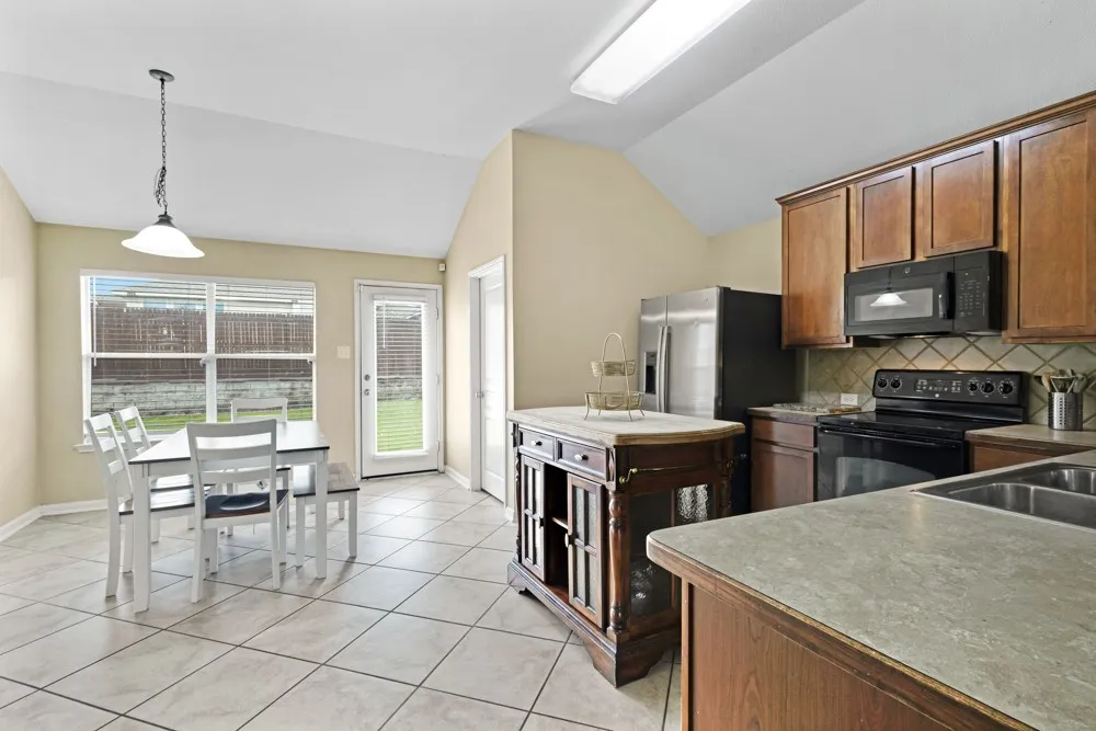 Single Family Residence For Rent in Tarrant County , 2932 Milby Oaks Drive, Fort Worth, Texas 76244, 4 Bedroom, 2 Bathroom, 2 Garage spaces, 1,801 Sqft, built in 2006, mls#21388057, Real Estate Agent in Fort Worth, Homes For Rent in Tarrant county, Homes For Rent in Fort Worth, Realtor in Fort Worth Texas, Real Estate Brokerage Independent Realty Texas, Luminita Cordes Realtor