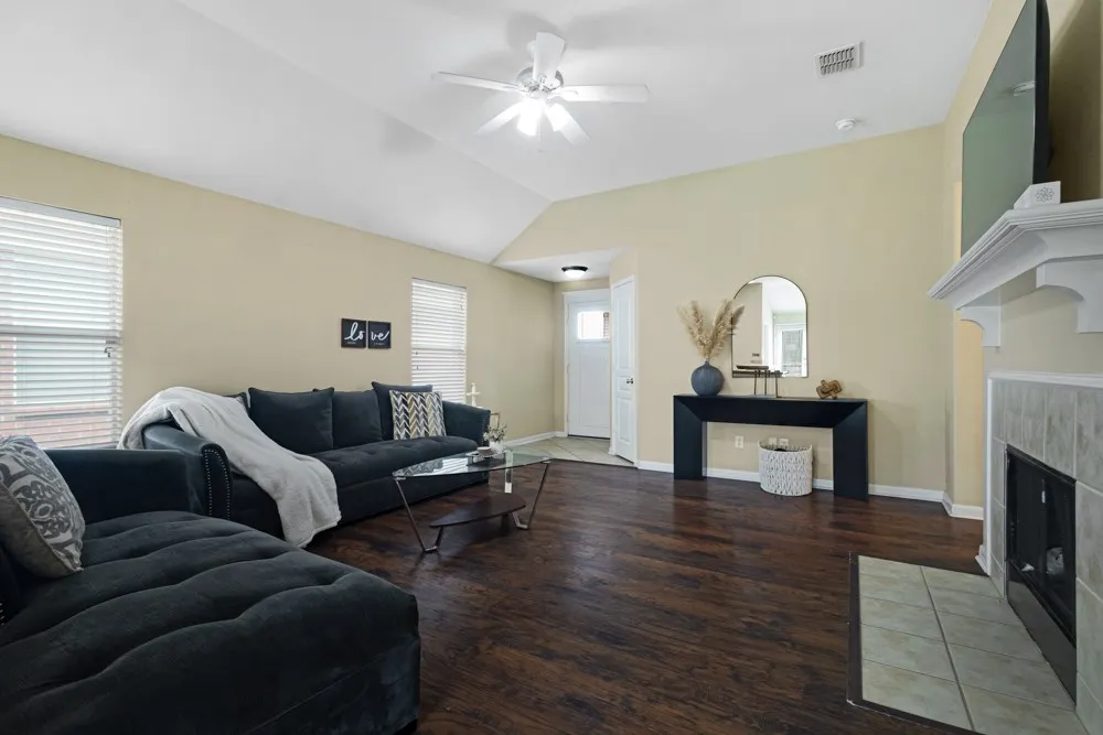 Single Family Residence For Rent in Tarrant County , 2932 Milby Oaks Drive, Fort Worth, Texas 76244, 4 Bedroom, 2 Bathroom, 2 Garage spaces, 1,801 Sqft, built in 2006, mls#21388057, Real Estate Agent in Fort Worth, Homes For Rent in Tarrant county, Homes For Rent in Fort Worth, Realtor in Fort Worth Texas, Real Estate Brokerage Independent Realty Texas, Luminita Cordes Realtor