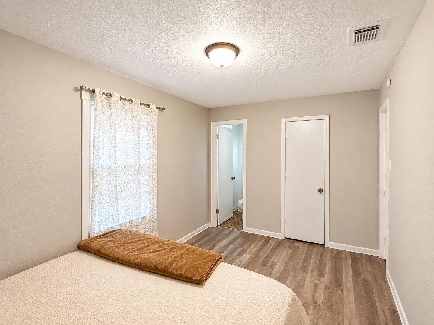 Single Family Residence For Sale in Dallas County , 1125 Ridgeview Street, Mesquite, Texas 75149, 3 Bedroom, 2 Bathroom, 1 Garage spaces, 926 Sqft, built in 1960, mls#21388477, Real Estate Agent in Mesquite, Homes For Sale in Dallas county, Homes For Sale in Mesquite, Realtor in Mesquite Texas, Real Estate Brokerage Independent Realty Texas, Luminita Cordes Realtor