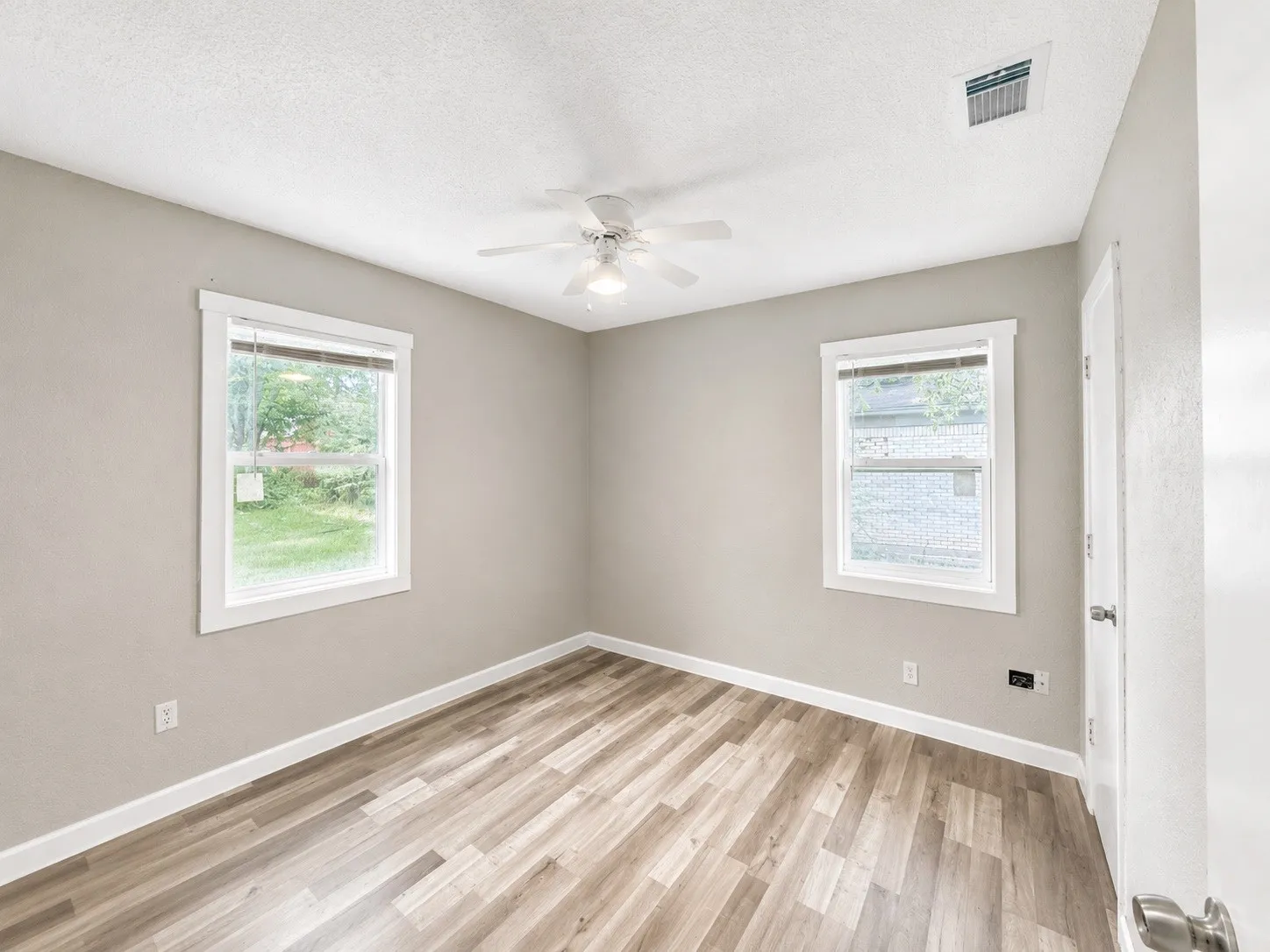 Single Family Residence For Sale in Dallas County , 1125 Ridgeview Street, Mesquite, Texas 75149, 3 Bedroom, 2 Bathroom, 1 Garage spaces, 926 Sqft, built in 1960, mls#21388477, Real Estate Agent in Mesquite, Homes For Sale in Dallas county, Homes For Sale in Mesquite, Realtor in Mesquite Texas, Real Estate Brokerage Independent Realty Texas, Luminita Cordes Realtor