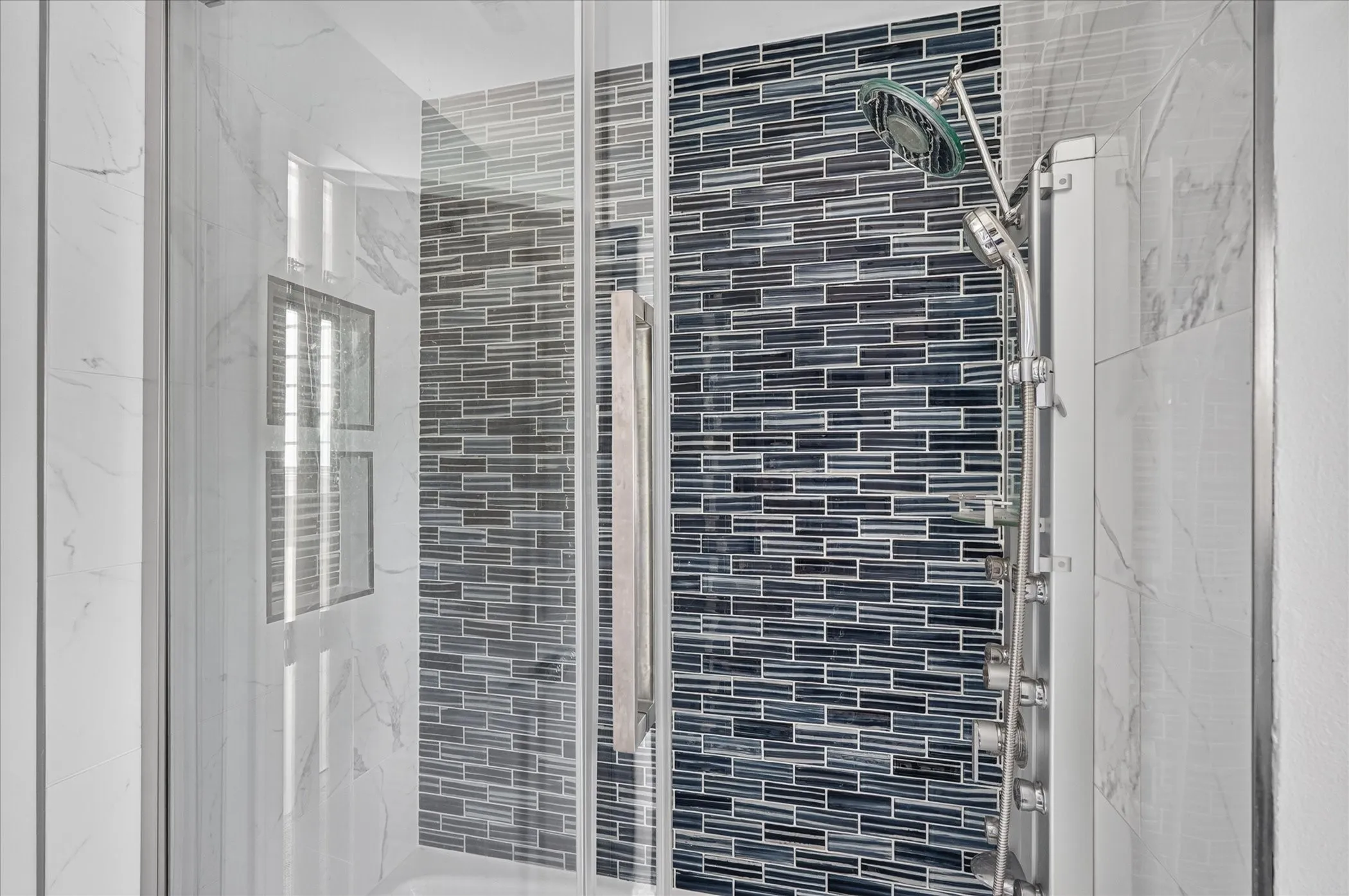 Single Family Residence For Sale in Tarrant County , 811 Turnberry Drive, Mansfield, Texas 76063, 4 Bedroom, 3 Bathroom, 2 Garage spaces, 2,906 Sqft, built in 1988, mls#21388893, Real Estate Agent in Mansfield, Homes For Sale in Tarrant county, Homes For Sale in Mansfield, Realtor in Mansfield Texas, Real Estate Brokerage Independent Realty Texas, Luminita Cordes Realtor