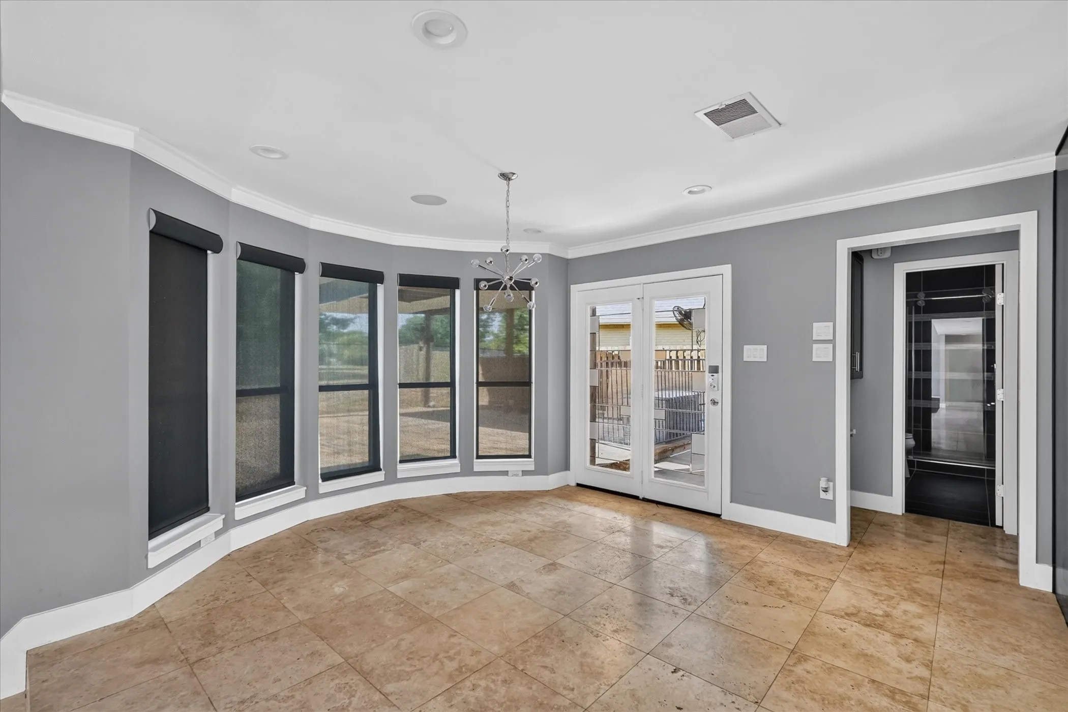 Single Family Residence For Sale in Tarrant County , 811 Turnberry Drive, Mansfield, Texas 76063, 4 Bedroom, 3 Bathroom, 2 Garage spaces, 2,906 Sqft, built in 1988, mls#21388893, Real Estate Agent in Mansfield, Homes For Sale in Tarrant county, Homes For Sale in Mansfield, Realtor in Mansfield Texas, Real Estate Brokerage Independent Realty Texas, Luminita Cordes Realtor