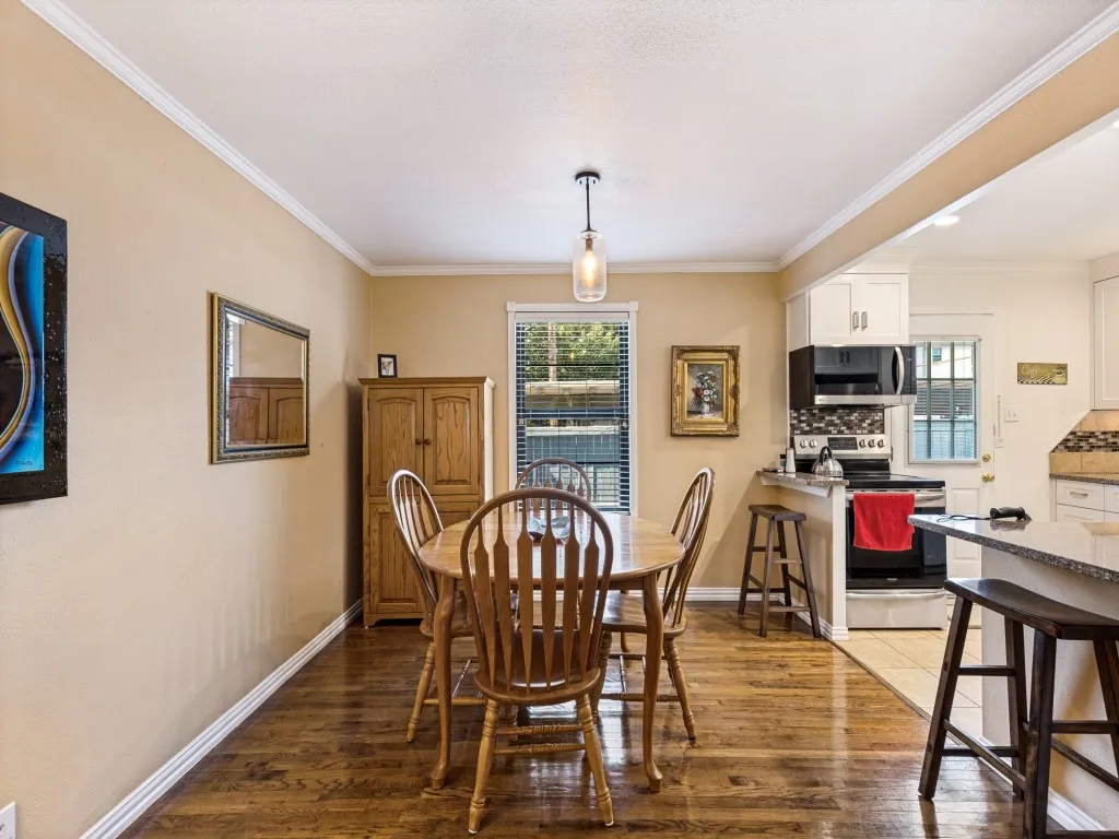 Dining/Breakfast Nook