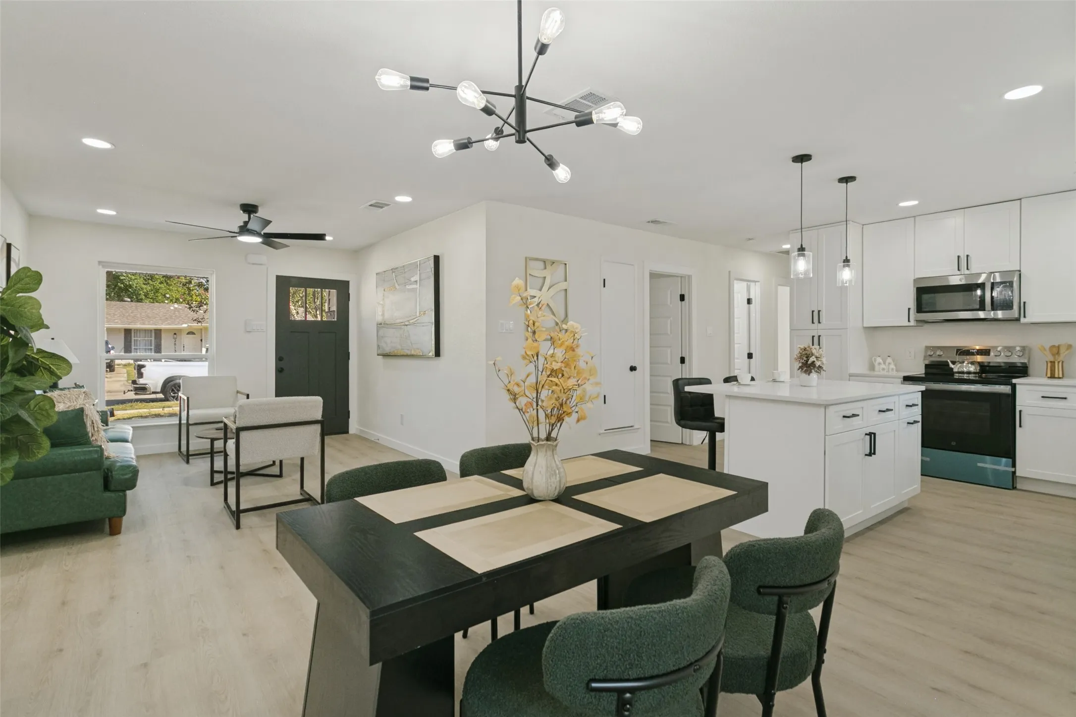 Single Family Residence For Sale in Collin County , 2812 E 15th Street, Plano, Texas 75074, 4 Bedroom, 2 Bathroom, Garage spaces, 1,304 Sqft, built in 1962, mls#21388900, Real Estate Agent in Plano, Homes For Sale in Collin county, Homes For Sale in Plano, Realtor in Plano Texas, Real Estate Brokerage Independent Realty Texas, Luminita Cordes Realtor