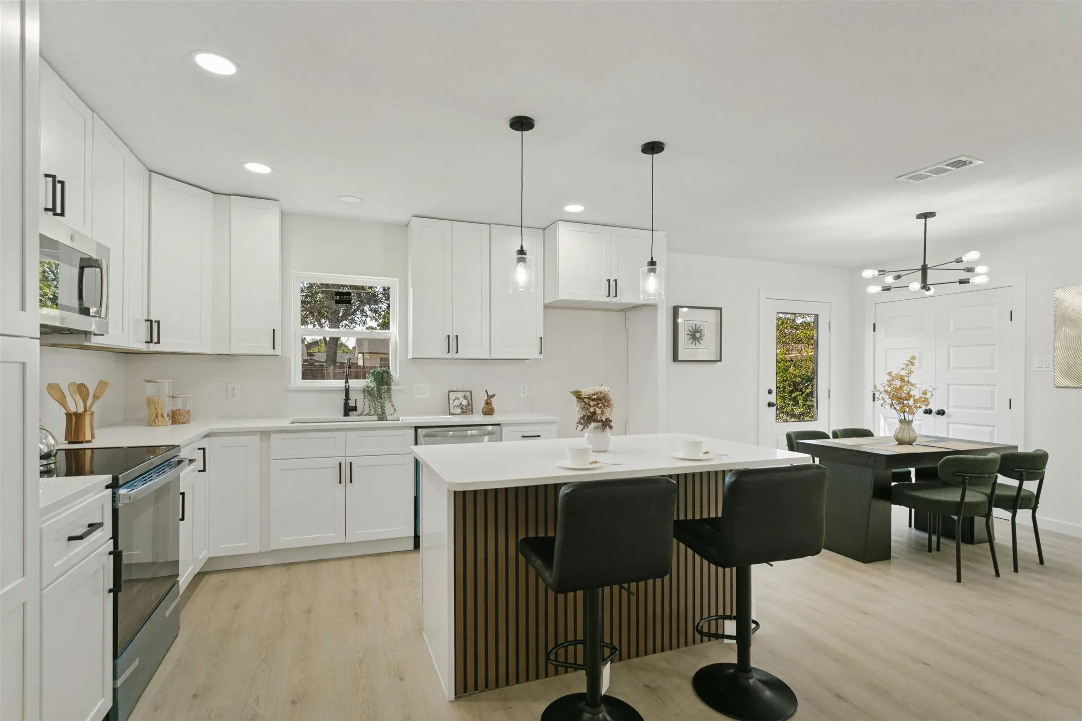 Single Family Residence For Sale in Collin County , 2812 E 15th Street, Plano, Texas 75074, 4 Bedroom, 2 Bathroom, Garage spaces, 1,304 Sqft, built in 1962, mls#21388900, Real Estate Agent in Plano, Homes For Sale in Collin county, Homes For Sale in Plano, Realtor in Plano Texas, Real Estate Brokerage Independent Realty Texas, Luminita Cordes Realtor