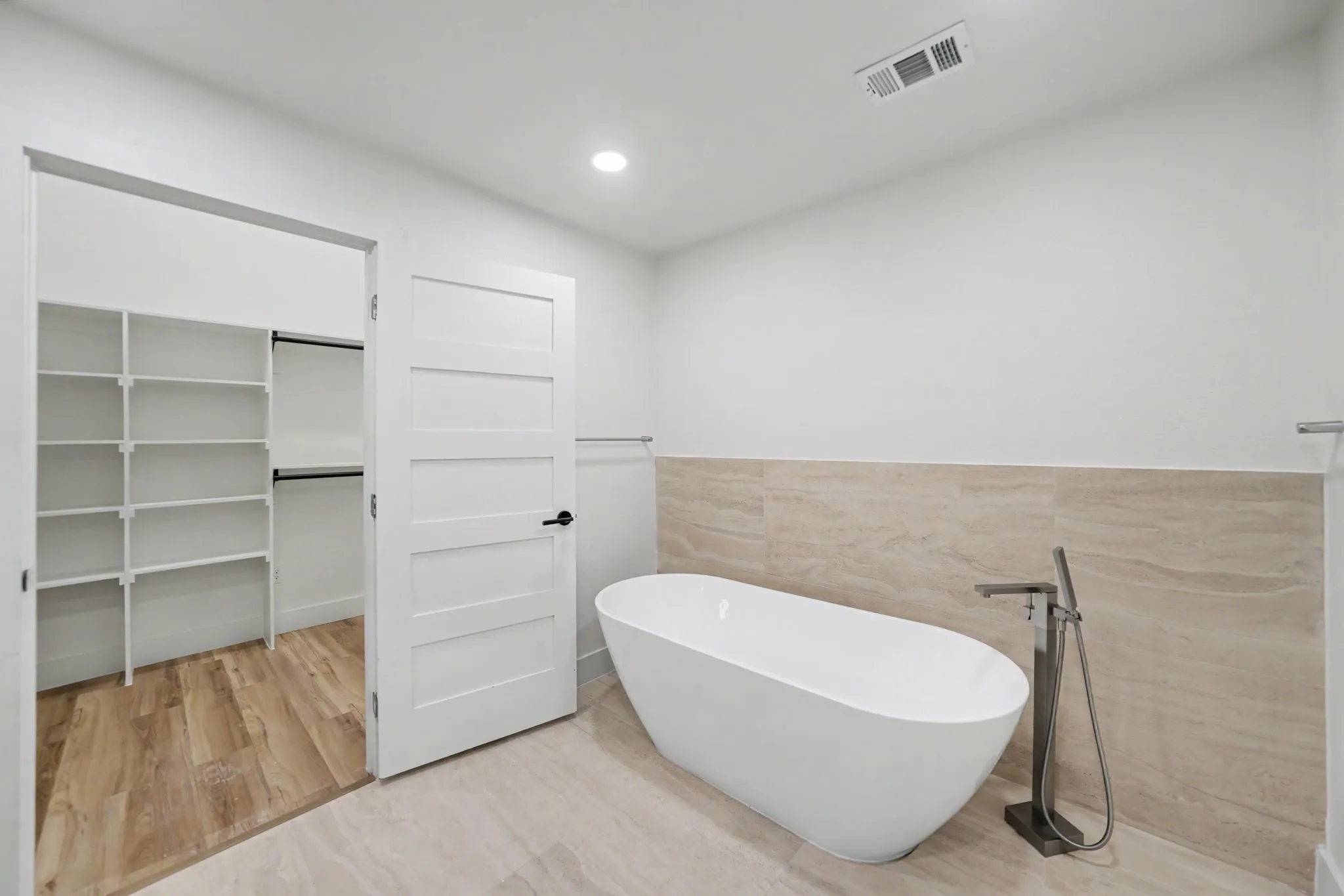 Single Family Residence For Rent in Collin County , 4001 Bullock Drive, Plano, Texas 75023, 5 Bedroom, 4 Bathroom, 2 Garage spaces, 2,686 Sqft, built in 1978, mls#21388899, Real Estate Agent in Plano, Homes For Rent in Collin county, Homes For Rent in Plano, Realtor in Plano Texas, Real Estate Brokerage Independent Realty Texas, Luminita Cordes Realtor