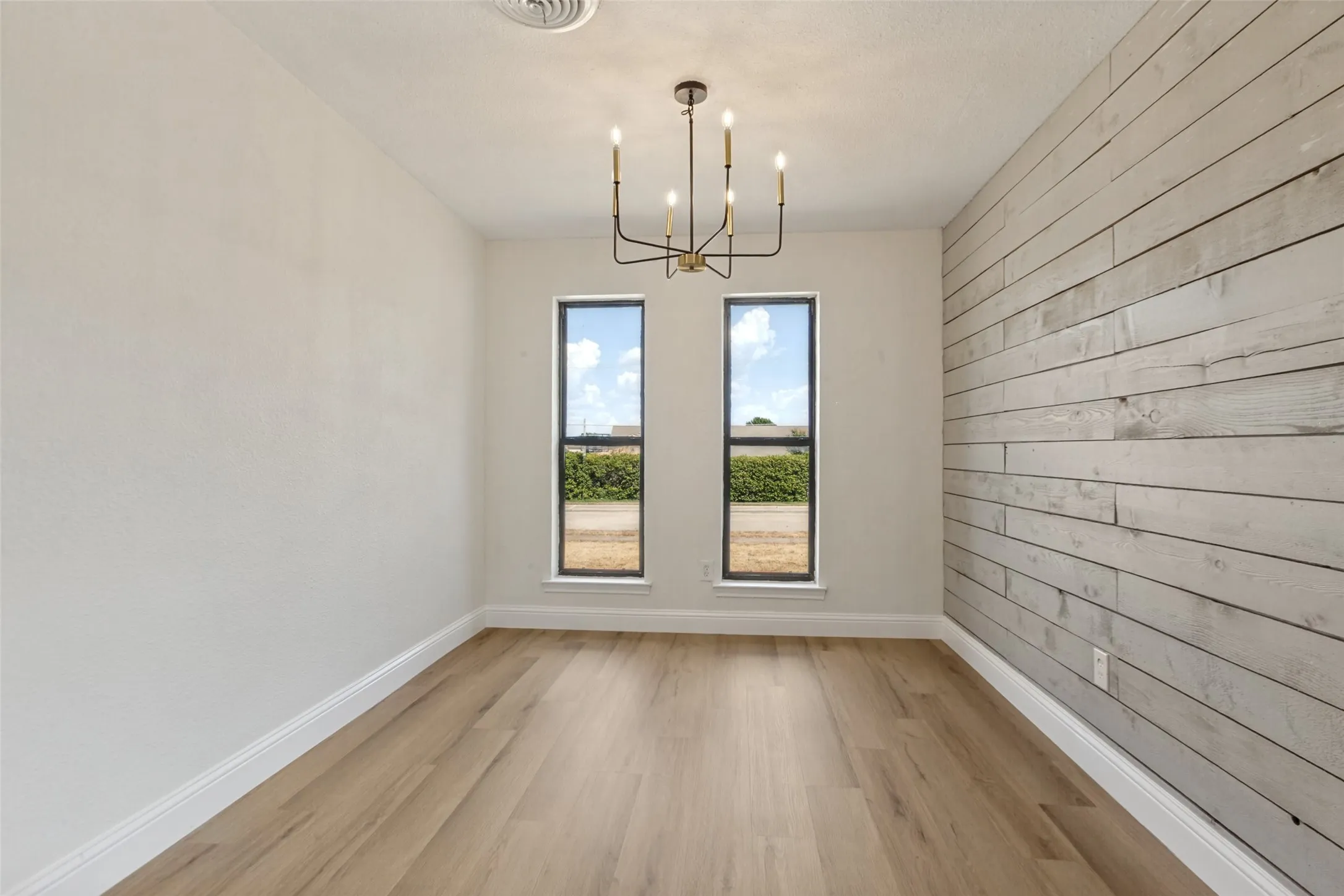 Single Family Residence For Sale in Dallas County , 1503 Richland Drive, Richardson, Texas 75081, 4 Bedroom, 2 Bathroom, 2 Garage spaces, 2,172 Sqft, built in 1973, mls#21388849, Real Estate Agent in Richardson, Homes For Sale in Dallas county, Homes For Sale in Richardson, Realtor in Richardson Texas, Real Estate Brokerage Independent Realty Texas, Luminita Cordes Realtor