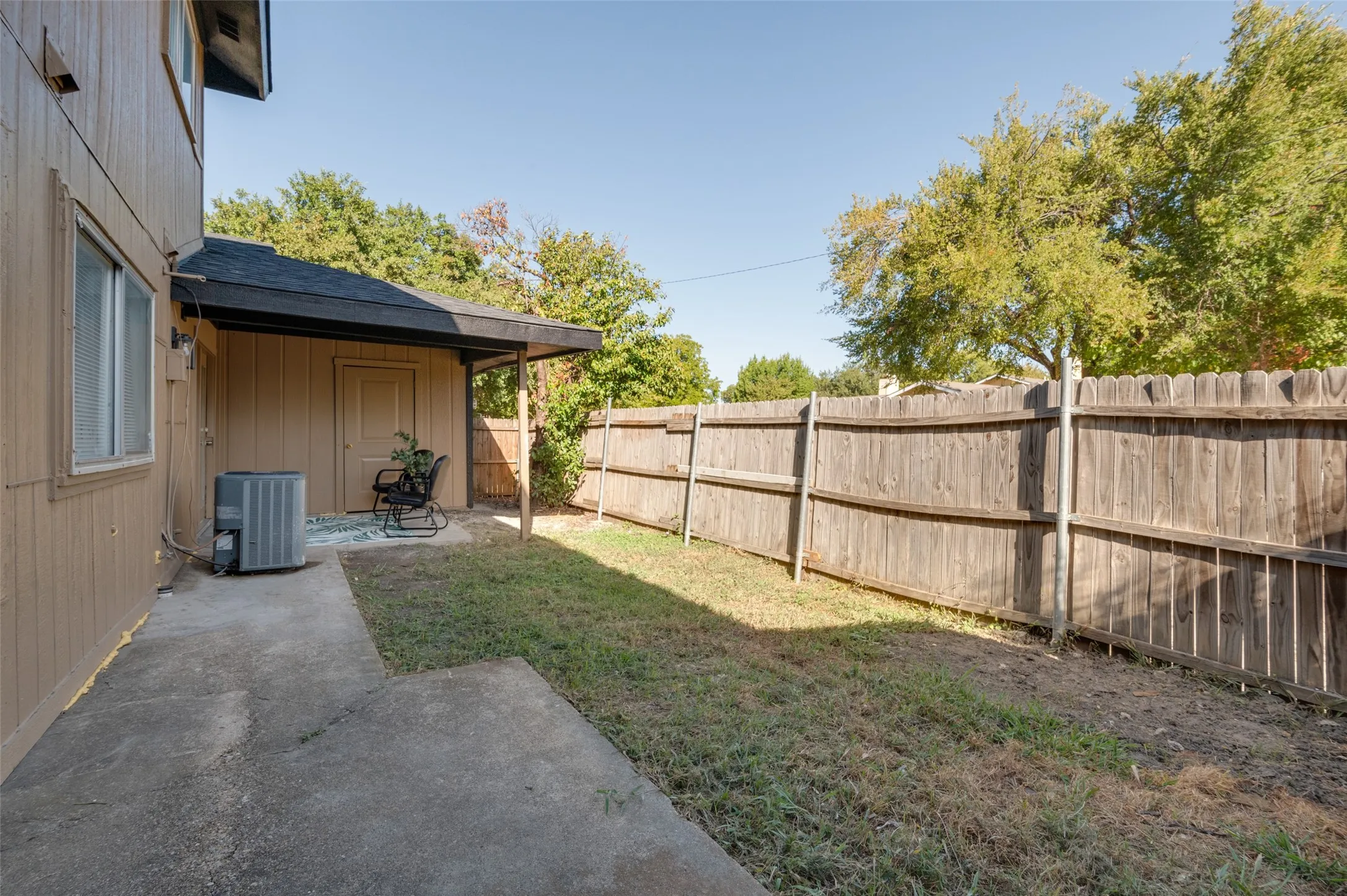 Townhouse For Sale in Dallas County , 2612 Nina Circle, Grand Prairie, Texas 75052, 3 Bedroom, 2 Bathroom, Garage spaces, 1,120 Sqft, built in 1973, mls#21388910, Real Estate Agent in Grand Prairie, Homes For Sale in Dallas county, Homes For Sale in Grand Prairie, Realtor in Grand Prairie Texas, Real Estate Brokerage Independent Realty Texas, Luminita Cordes Realtor