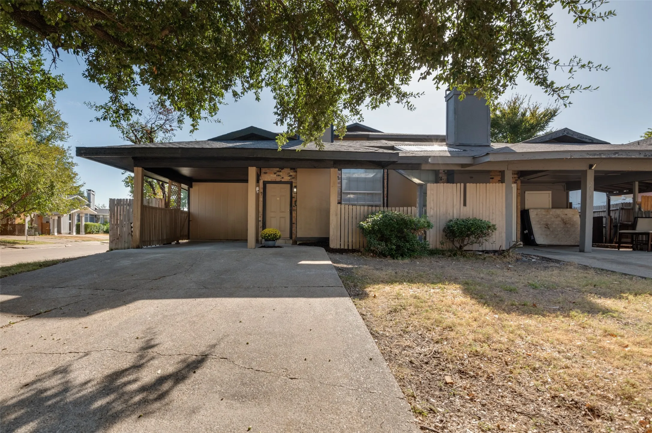 Townhouse For Sale in Dallas County , 2612 Nina Circle, Grand Prairie, Texas 75052, 3 Bedroom, 2 Bathroom, Garage spaces, 1,120 Sqft, built in 1973, mls#21388910, Real Estate Agent in Grand Prairie, Homes For Sale in Dallas county, Homes For Sale in Grand Prairie, Realtor in Grand Prairie Texas, Real Estate Brokerage Independent Realty Texas, Luminita Cordes Realtor
