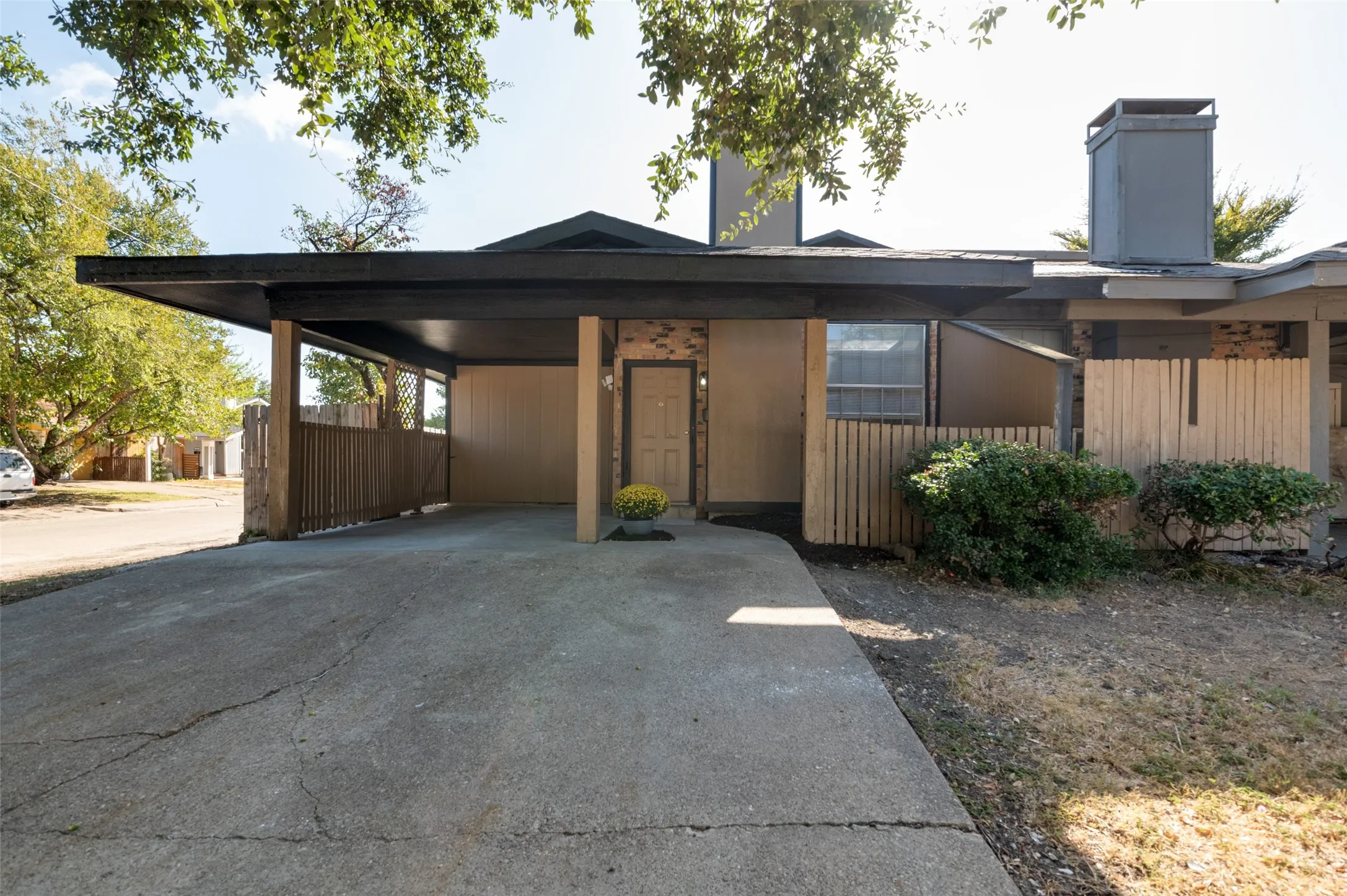 Townhouse For Sale in Dallas County , 2612 Nina Circle, Grand Prairie, Texas 75052, 3 Bedroom, 2 Bathroom, Garage spaces, 1,120 Sqft, built in 1973, mls#21388910, Real Estate Agent in Grand Prairie, Homes For Sale in Dallas county, Homes For Sale in Grand Prairie, Realtor in Grand Prairie Texas, Real Estate Brokerage Independent Realty Texas, Luminita Cordes Realtor