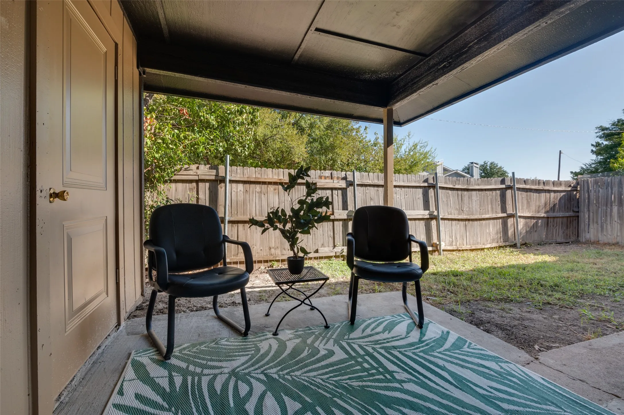 Townhouse For Sale in Dallas County , 2612 Nina Circle, Grand Prairie, Texas 75052, 3 Bedroom, 2 Bathroom, Garage spaces, 1,120 Sqft, built in 1973, mls#21388910, Real Estate Agent in Grand Prairie, Homes For Sale in Dallas county, Homes For Sale in Grand Prairie, Realtor in Grand Prairie Texas, Real Estate Brokerage Independent Realty Texas, Luminita Cordes Realtor
