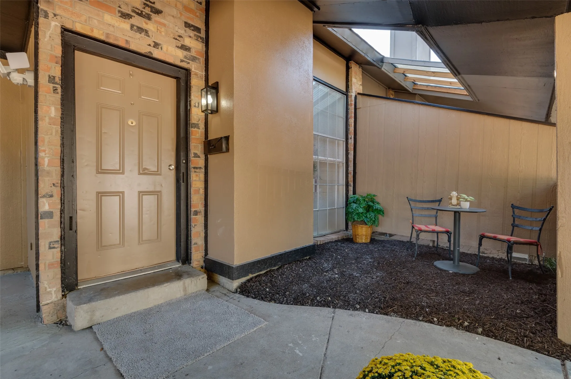 Townhouse For Sale in Dallas County , 2612 Nina Circle, Grand Prairie, Texas 75052, 3 Bedroom, 2 Bathroom, Garage spaces, 1,120 Sqft, built in 1973, mls#21388910, Real Estate Agent in Grand Prairie, Homes For Sale in Dallas county, Homes For Sale in Grand Prairie, Realtor in Grand Prairie Texas, Real Estate Brokerage Independent Realty Texas, Luminita Cordes Realtor