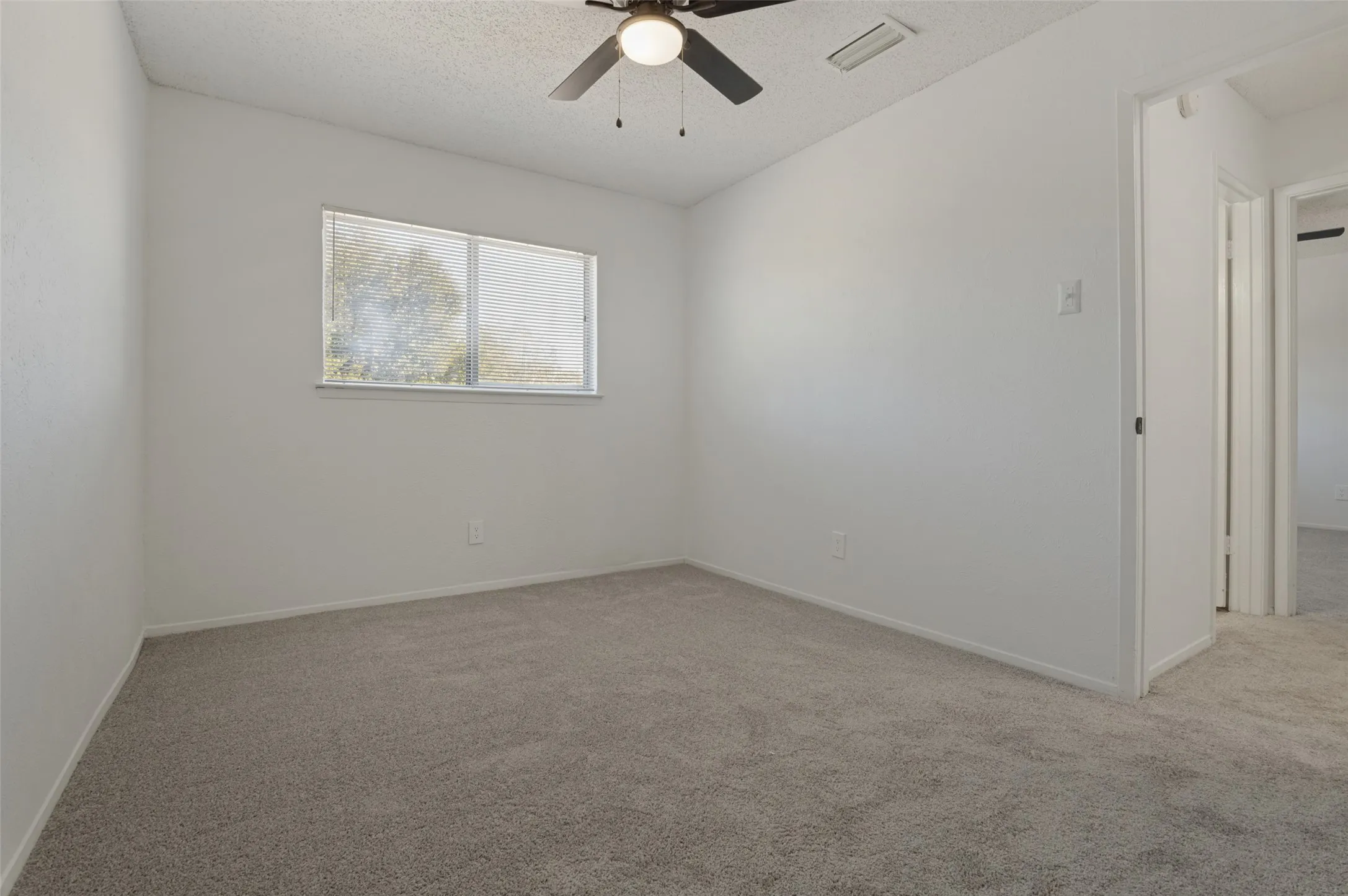 Townhouse For Sale in Dallas County , 2612 Nina Circle, Grand Prairie, Texas 75052, 3 Bedroom, 2 Bathroom, Garage spaces, 1,120 Sqft, built in 1973, mls#21388910, Real Estate Agent in Grand Prairie, Homes For Sale in Dallas county, Homes For Sale in Grand Prairie, Realtor in Grand Prairie Texas, Real Estate Brokerage Independent Realty Texas, Luminita Cordes Realtor