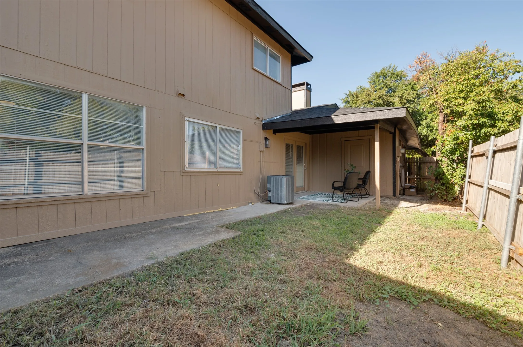 Townhouse For Sale in Dallas County , 2612 Nina Circle, Grand Prairie, Texas 75052, 3 Bedroom, 2 Bathroom, Garage spaces, 1,120 Sqft, built in 1973, mls#21388910, Real Estate Agent in Grand Prairie, Homes For Sale in Dallas county, Homes For Sale in Grand Prairie, Realtor in Grand Prairie Texas, Real Estate Brokerage Independent Realty Texas, Luminita Cordes Realtor