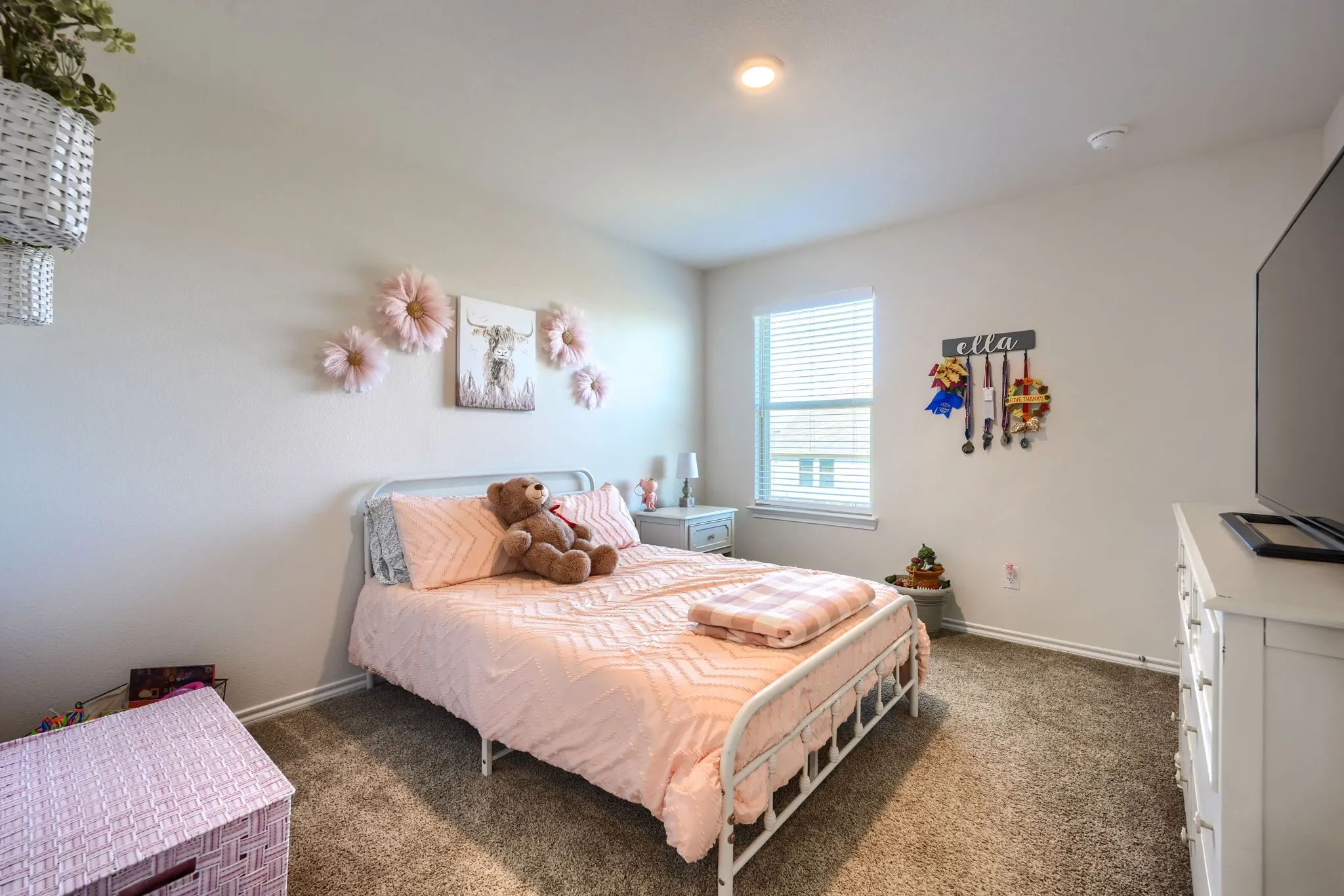 Recessed lighting, window with blinds, carpeted flooring, and a white dresser