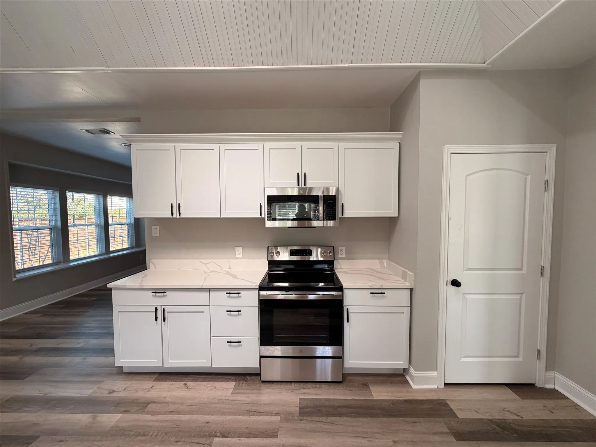 Single Family Residence For Sale in Tarrant County , 2103 Bay Club Drive, Arlington, Texas 76013, 4 Bedroom, 5 Bathroom, 3 Garage spaces, 4,120 Sqft, built in 1985, mls#21388689, Real Estate Agent in Arlington, Homes For Sale in Tarrant county, Homes For Sale in Arlington, Realtor in Arlington Texas, Real Estate Brokerage Independent Realty Texas, Luminita Cordes Realtor