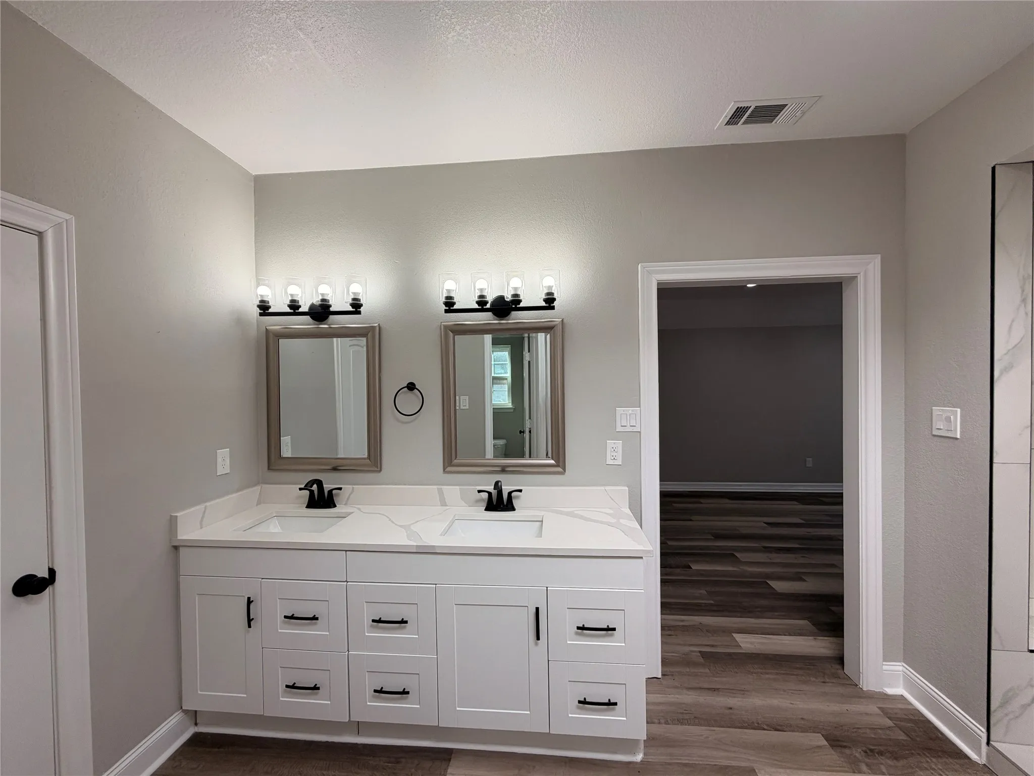 Single Family Residence For Sale in Tarrant County , 2103 Bay Club Drive, Arlington, Texas 76013, 4 Bedroom, 5 Bathroom, 3 Garage spaces, 4,120 Sqft, built in 1985, mls#21388689, Real Estate Agent in Arlington, Homes For Sale in Tarrant county, Homes For Sale in Arlington, Realtor in Arlington Texas, Real Estate Brokerage Independent Realty Texas, Luminita Cordes Realtor