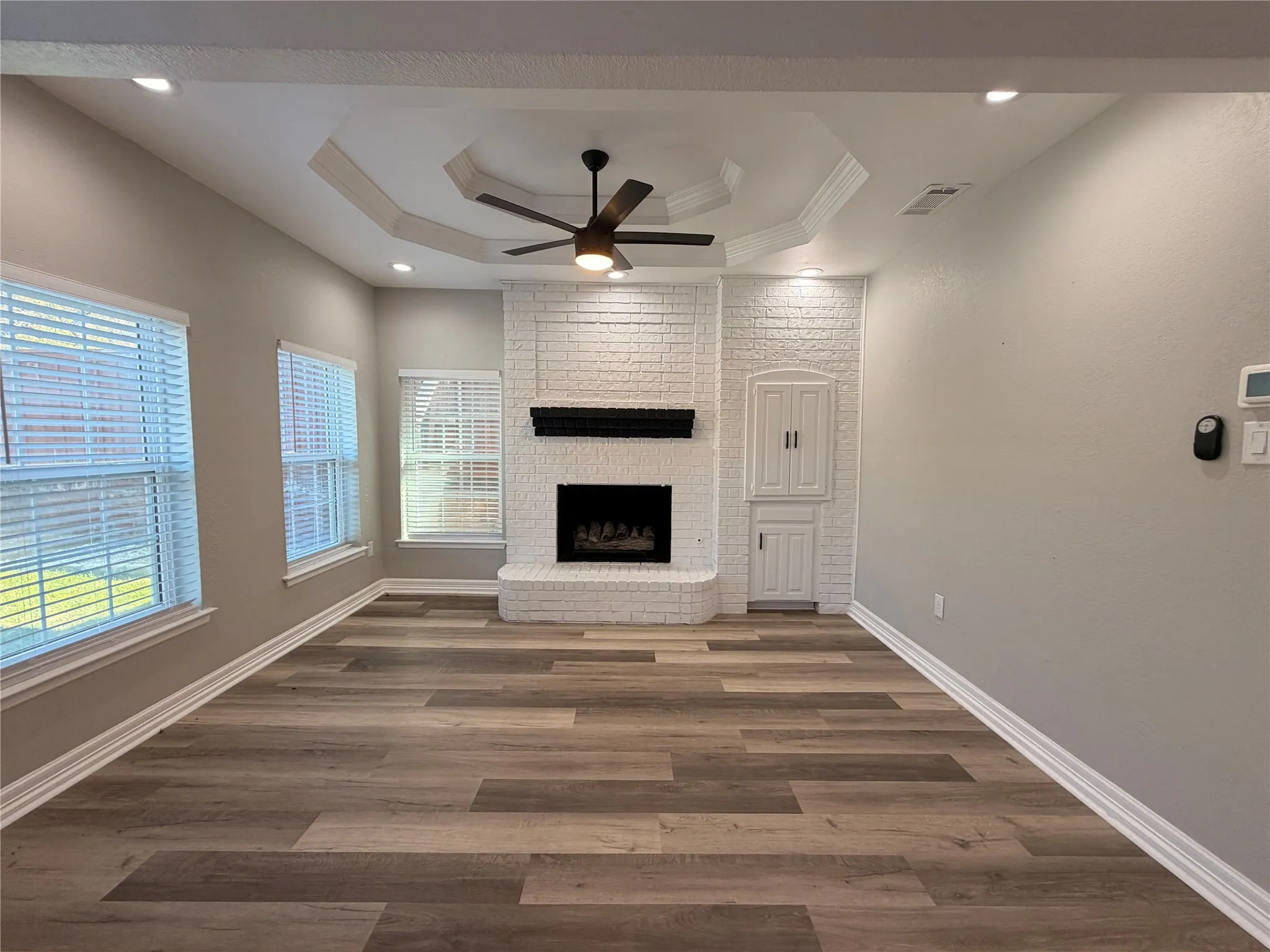 Single Family Residence For Sale in Tarrant County , 2103 Bay Club Drive, Arlington, Texas 76013, 4 Bedroom, 5 Bathroom, 3 Garage spaces, 4,120 Sqft, built in 1985, mls#21388689, Real Estate Agent in Arlington, Homes For Sale in Tarrant county, Homes For Sale in Arlington, Realtor in Arlington Texas, Real Estate Brokerage Independent Realty Texas, Luminita Cordes Realtor