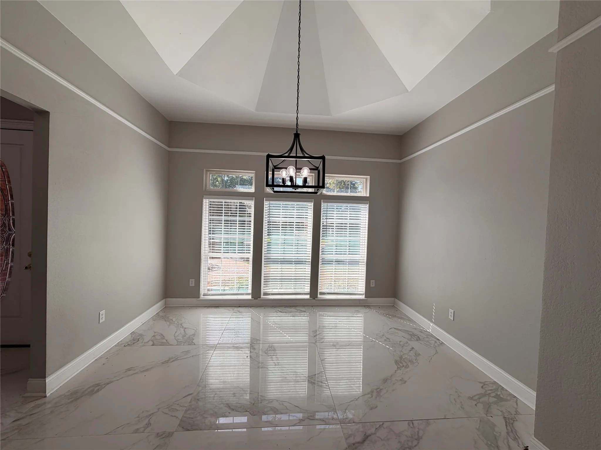 Single Family Residence For Sale in Tarrant County , 2103 Bay Club Drive, Arlington, Texas 76013, 4 Bedroom, 5 Bathroom, 3 Garage spaces, 4,120 Sqft, built in 1985, mls#21388689, Real Estate Agent in Arlington, Homes For Sale in Tarrant county, Homes For Sale in Arlington, Realtor in Arlington Texas, Real Estate Brokerage Independent Realty Texas, Luminita Cordes Realtor