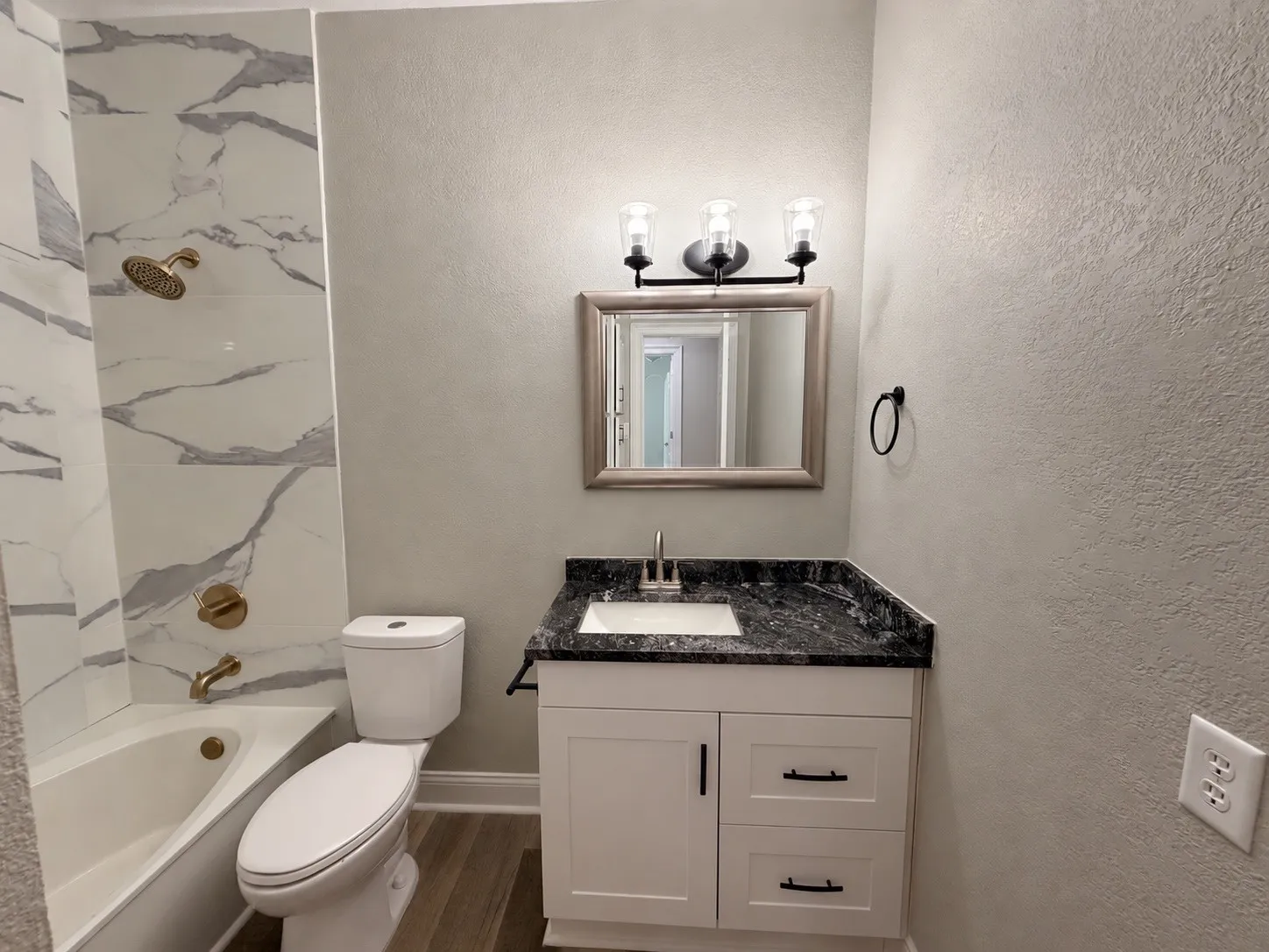 Single Family Residence For Sale in Tarrant County , 2103 Bay Club Drive, Arlington, Texas 76013, 4 Bedroom, 5 Bathroom, 3 Garage spaces, 4,120 Sqft, built in 1985, mls#21388689, Real Estate Agent in Arlington, Homes For Sale in Tarrant county, Homes For Sale in Arlington, Realtor in Arlington Texas, Real Estate Brokerage Independent Realty Texas, Luminita Cordes Realtor