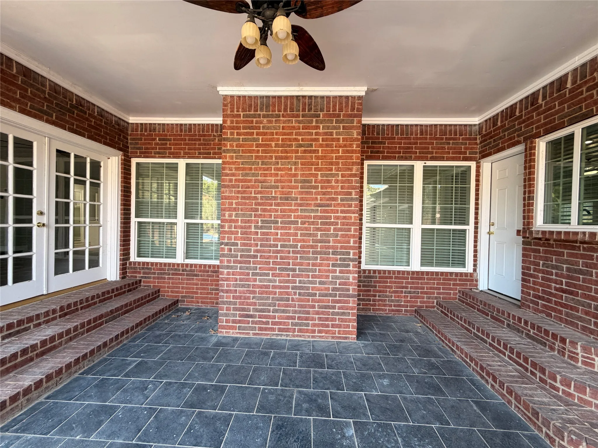 Single Family Residence For Sale in Tarrant County , 2103 Bay Club Drive, Arlington, Texas 76013, 4 Bedroom, 5 Bathroom, 3 Garage spaces, 4,120 Sqft, built in 1985, mls#21388689, Real Estate Agent in Arlington, Homes For Sale in Tarrant county, Homes For Sale in Arlington, Realtor in Arlington Texas, Real Estate Brokerage Independent Realty Texas, Luminita Cordes Realtor