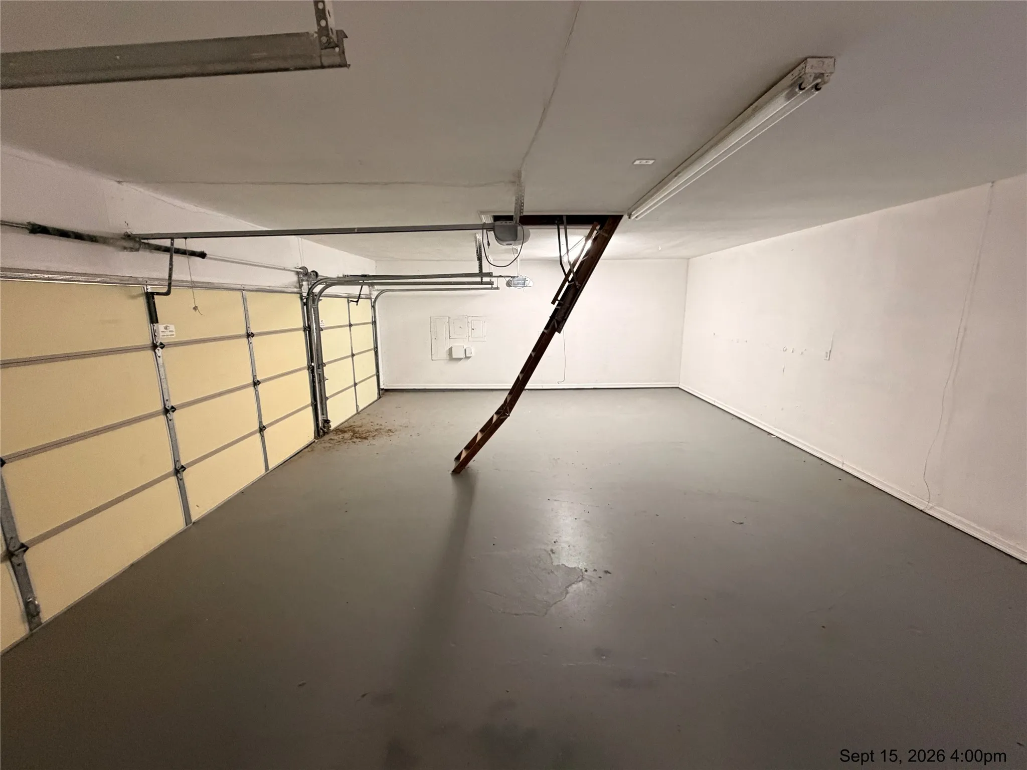 Single Family Residence For Sale in Tarrant County , 2103 Bay Club Drive, Arlington, Texas 76013, 4 Bedroom, 5 Bathroom, 3 Garage spaces, 4,120 Sqft, built in 1985, mls#21388689, Real Estate Agent in Arlington, Homes For Sale in Tarrant county, Homes For Sale in Arlington, Realtor in Arlington Texas, Real Estate Brokerage Independent Realty Texas, Luminita Cordes Realtor