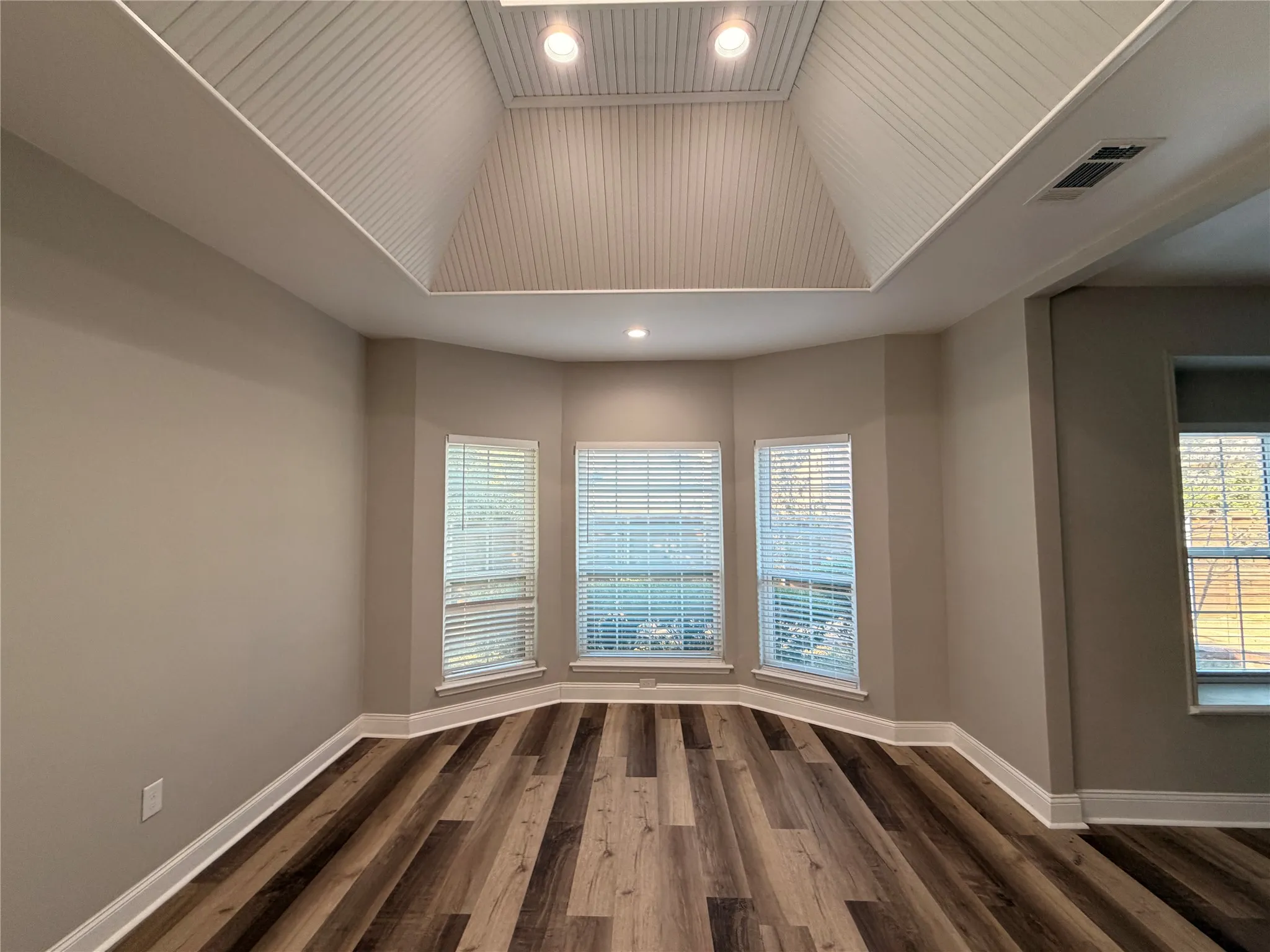 Single Family Residence For Sale in Tarrant County , 2103 Bay Club Drive, Arlington, Texas 76013, 4 Bedroom, 5 Bathroom, 3 Garage spaces, 4,120 Sqft, built in 1985, mls#21388689, Real Estate Agent in Arlington, Homes For Sale in Tarrant county, Homes For Sale in Arlington, Realtor in Arlington Texas, Real Estate Brokerage Independent Realty Texas, Luminita Cordes Realtor
