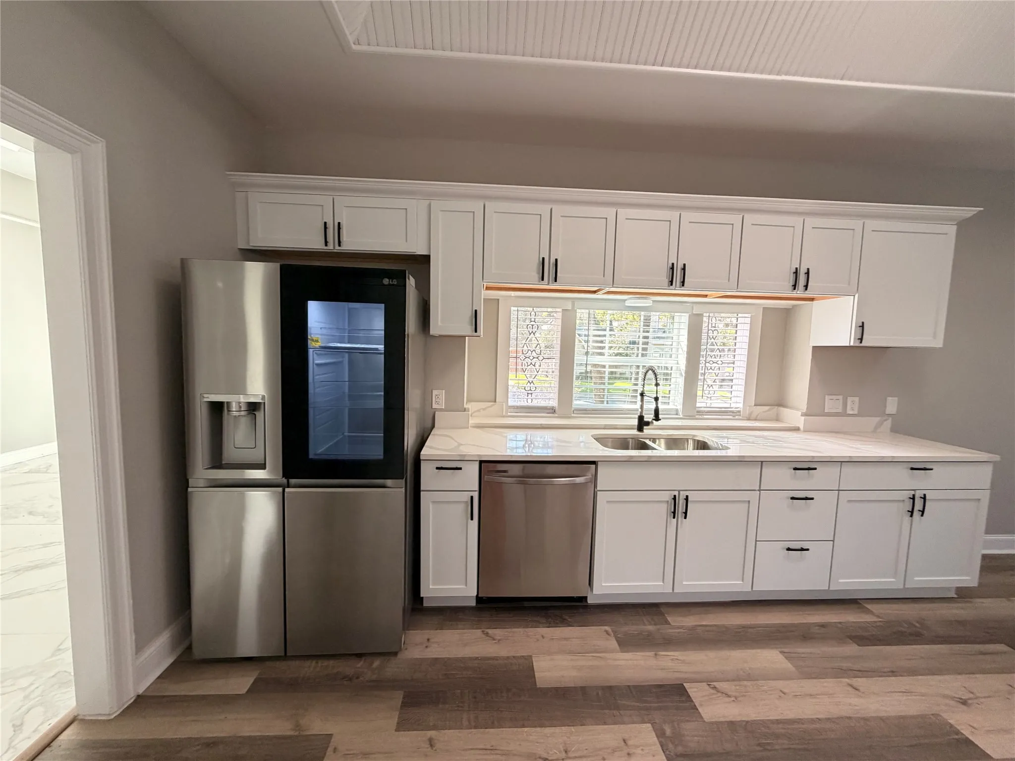 Single Family Residence For Sale in Tarrant County , 2103 Bay Club Drive, Arlington, Texas 76013, 4 Bedroom, 5 Bathroom, 3 Garage spaces, 4,120 Sqft, built in 1985, mls#21388689, Real Estate Agent in Arlington, Homes For Sale in Tarrant county, Homes For Sale in Arlington, Realtor in Arlington Texas, Real Estate Brokerage Independent Realty Texas, Luminita Cordes Realtor