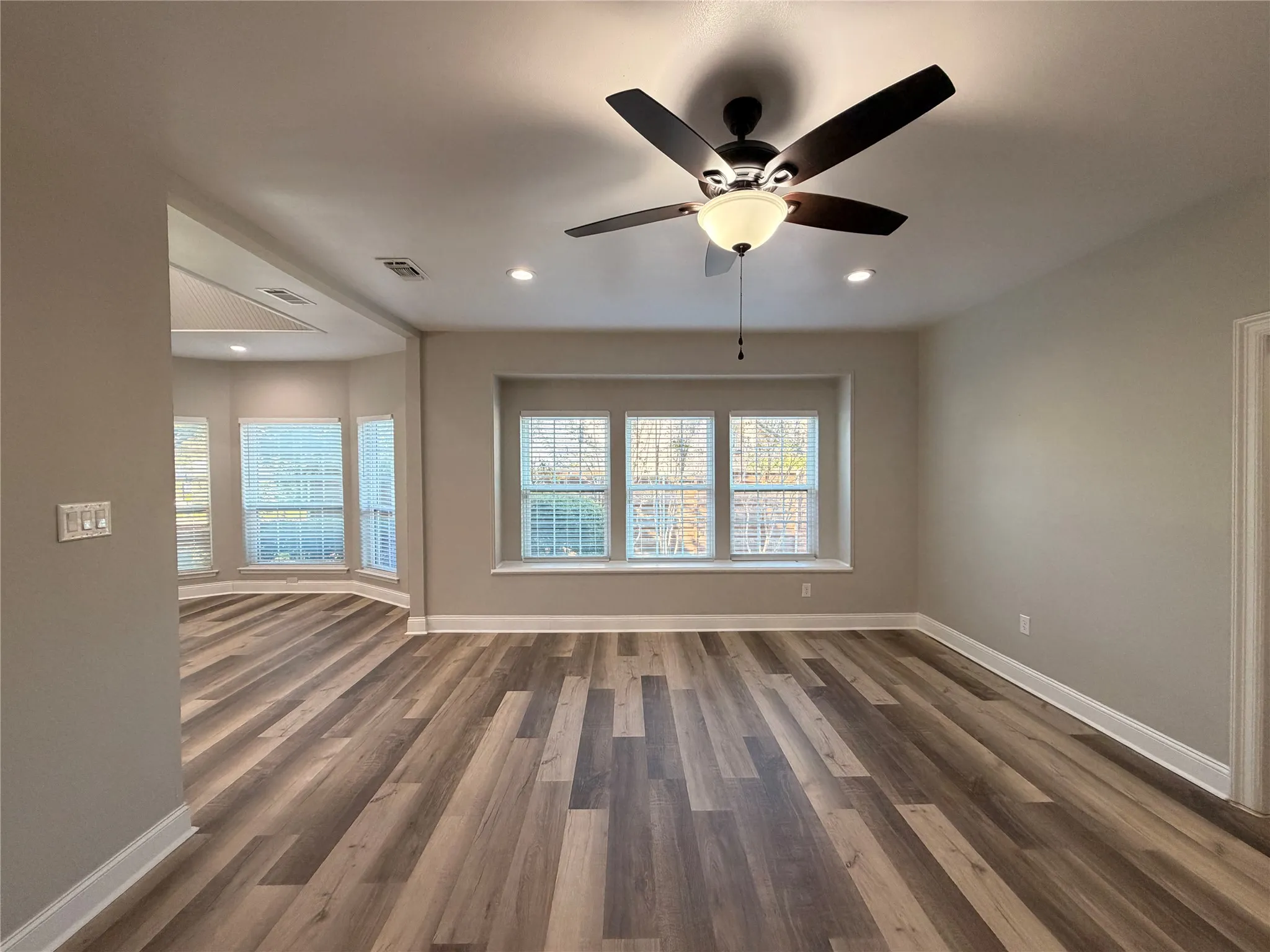 Single Family Residence For Sale in Tarrant County , 2103 Bay Club Drive, Arlington, Texas 76013, 4 Bedroom, 5 Bathroom, 3 Garage spaces, 4,120 Sqft, built in 1985, mls#21388689, Real Estate Agent in Arlington, Homes For Sale in Tarrant county, Homes For Sale in Arlington, Realtor in Arlington Texas, Real Estate Brokerage Independent Realty Texas, Luminita Cordes Realtor
