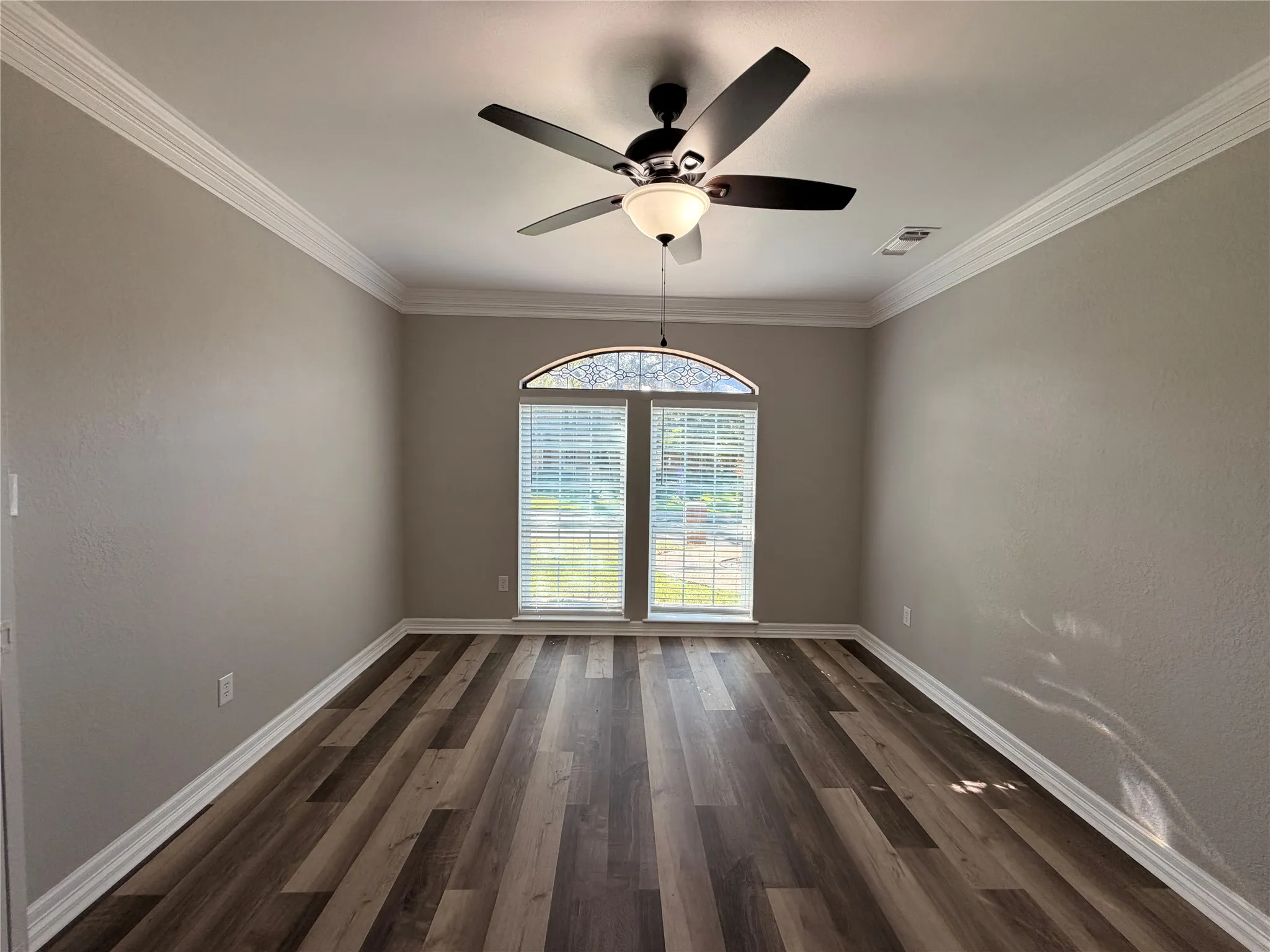 Single Family Residence For Sale in Tarrant County , 2103 Bay Club Drive, Arlington, Texas 76013, 4 Bedroom, 5 Bathroom, 3 Garage spaces, 4,120 Sqft, built in 1985, mls#21388689, Real Estate Agent in Arlington, Homes For Sale in Tarrant county, Homes For Sale in Arlington, Realtor in Arlington Texas, Real Estate Brokerage Independent Realty Texas, Luminita Cordes Realtor