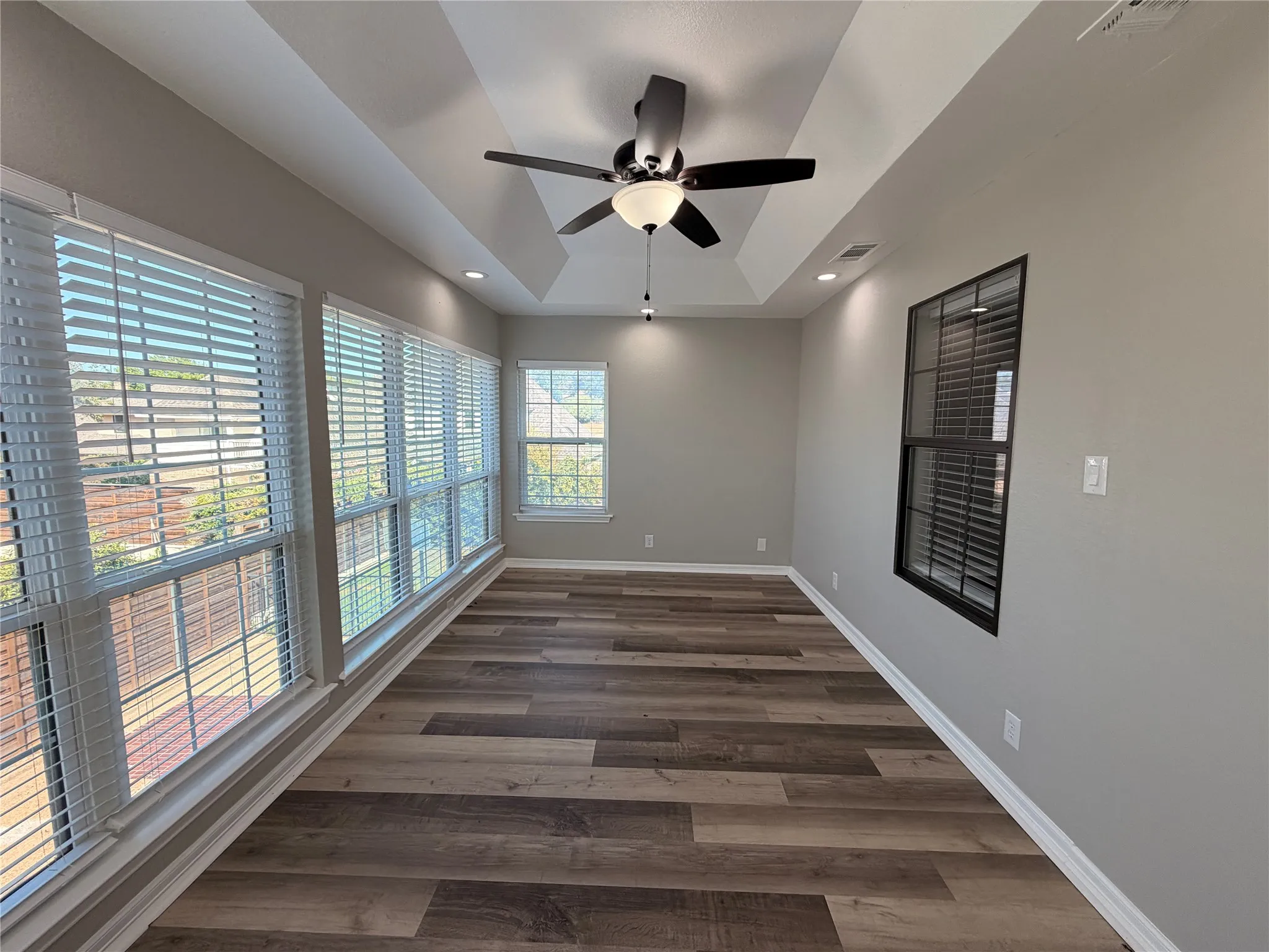 Single Family Residence For Sale in Tarrant County , 2103 Bay Club Drive, Arlington, Texas 76013, 4 Bedroom, 5 Bathroom, 3 Garage spaces, 4,120 Sqft, built in 1985, mls#21388689, Real Estate Agent in Arlington, Homes For Sale in Tarrant county, Homes For Sale in Arlington, Realtor in Arlington Texas, Real Estate Brokerage Independent Realty Texas, Luminita Cordes Realtor