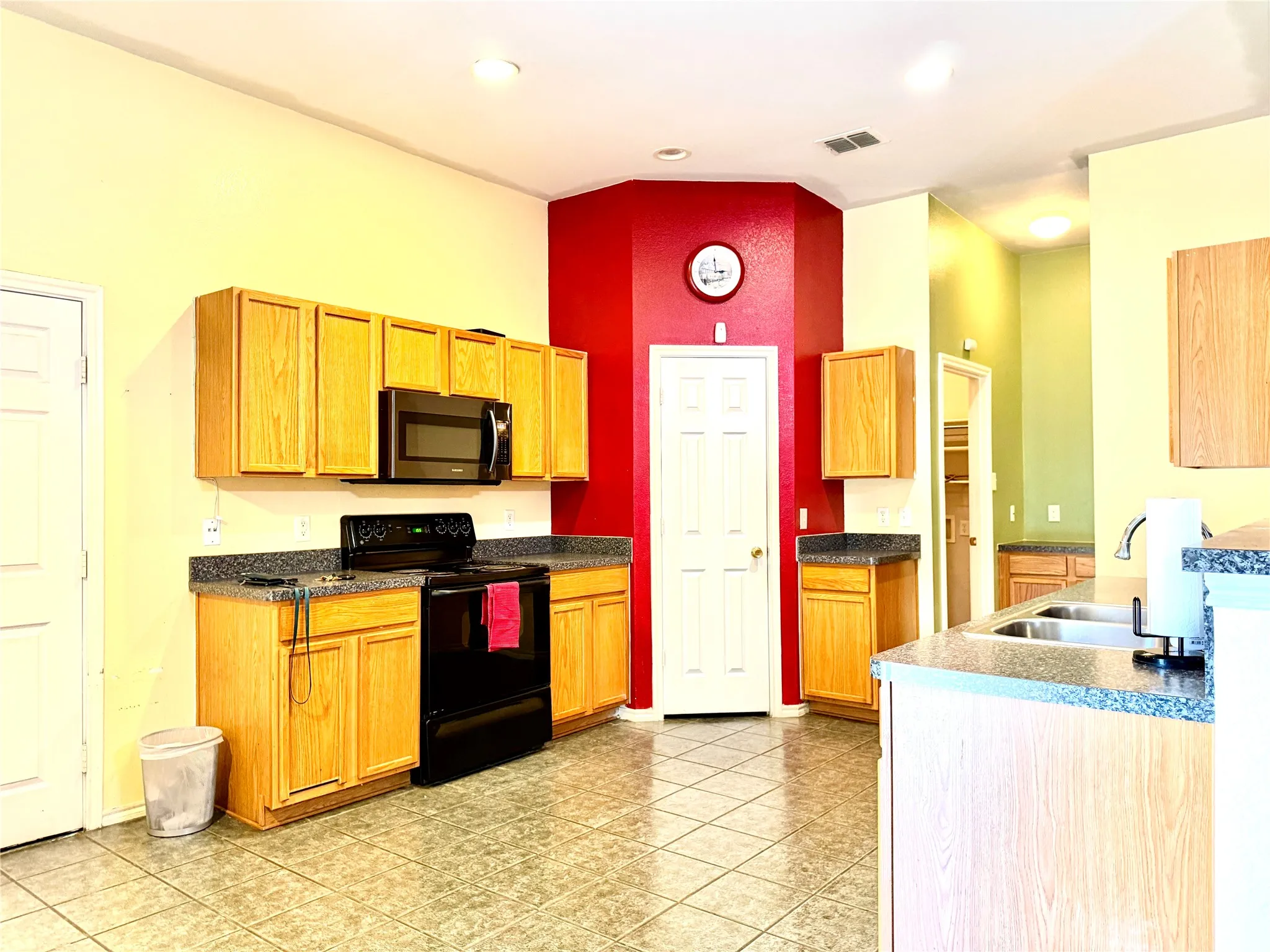 Single Family Residence For Sale in Dallas County , 193 Rolling Court, Lancaster, Texas 75146, 2 Bedroom, 2 Bathroom, 1 Garage spaces, 1,978 Sqft, built in 2005, mls#21367492, Real Estate Agent in Lancaster, Homes For Sale in Dallas county, Homes For Sale in Lancaster, Realtor in Lancaster Texas, Real Estate Brokerage Independent Realty Texas, Luminita Cordes Realtor