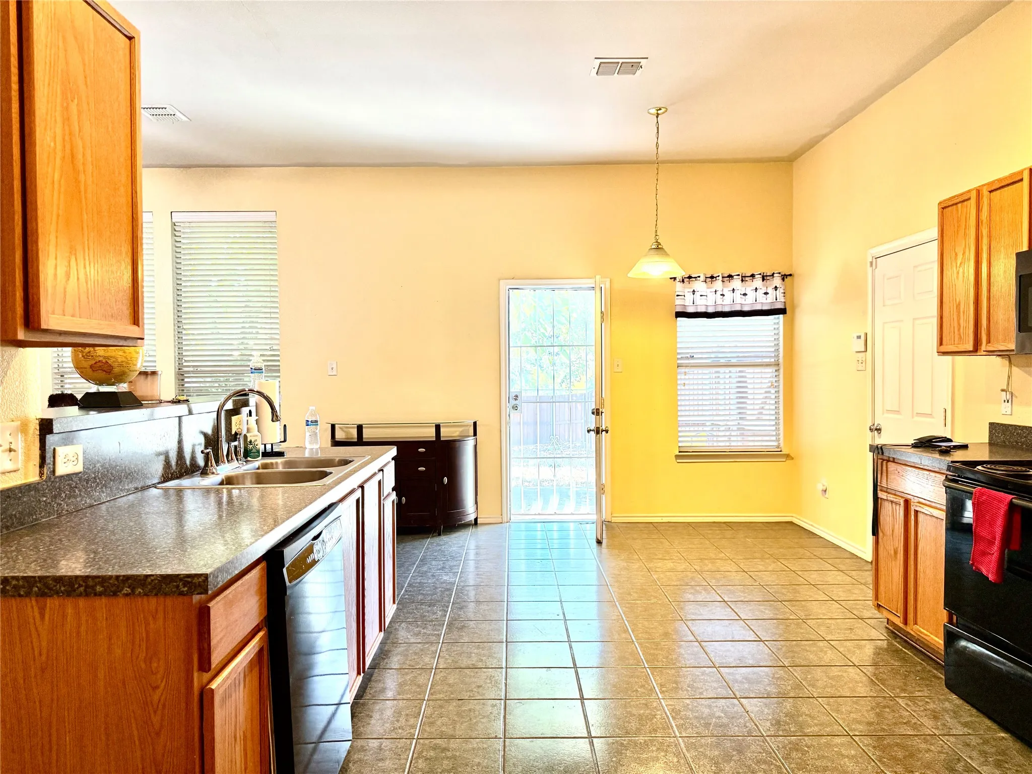 Single Family Residence For Sale in Dallas County , 193 Rolling Court, Lancaster, Texas 75146, 2 Bedroom, 2 Bathroom, 1 Garage spaces, 1,978 Sqft, built in 2005, mls#21367492, Real Estate Agent in Lancaster, Homes For Sale in Dallas county, Homes For Sale in Lancaster, Realtor in Lancaster Texas, Real Estate Brokerage Independent Realty Texas, Luminita Cordes Realtor