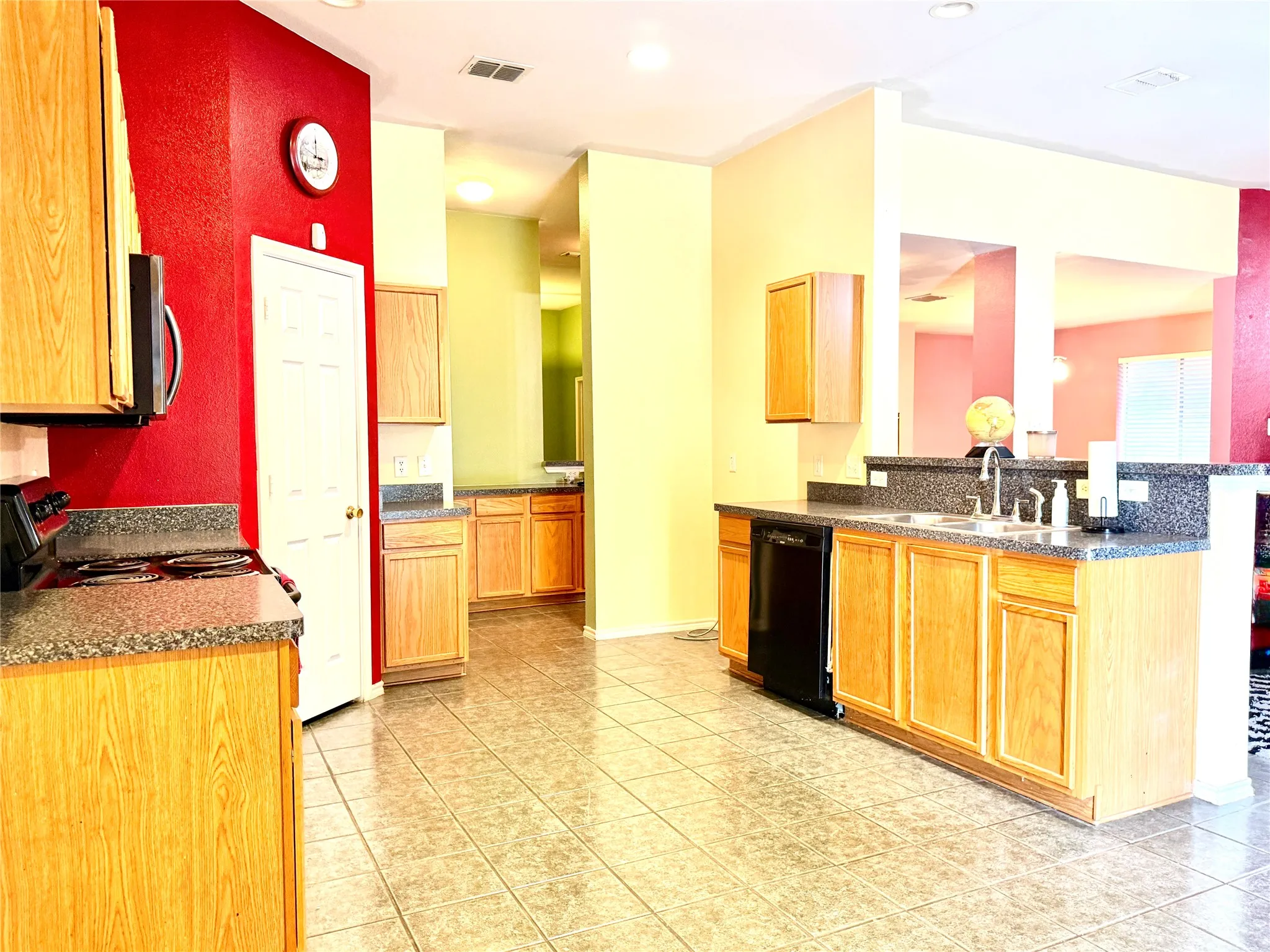 Single Family Residence For Sale in Dallas County , 193 Rolling Court, Lancaster, Texas 75146, 2 Bedroom, 2 Bathroom, 1 Garage spaces, 1,978 Sqft, built in 2005, mls#21367492, Real Estate Agent in Lancaster, Homes For Sale in Dallas county, Homes For Sale in Lancaster, Realtor in Lancaster Texas, Real Estate Brokerage Independent Realty Texas, Luminita Cordes Realtor