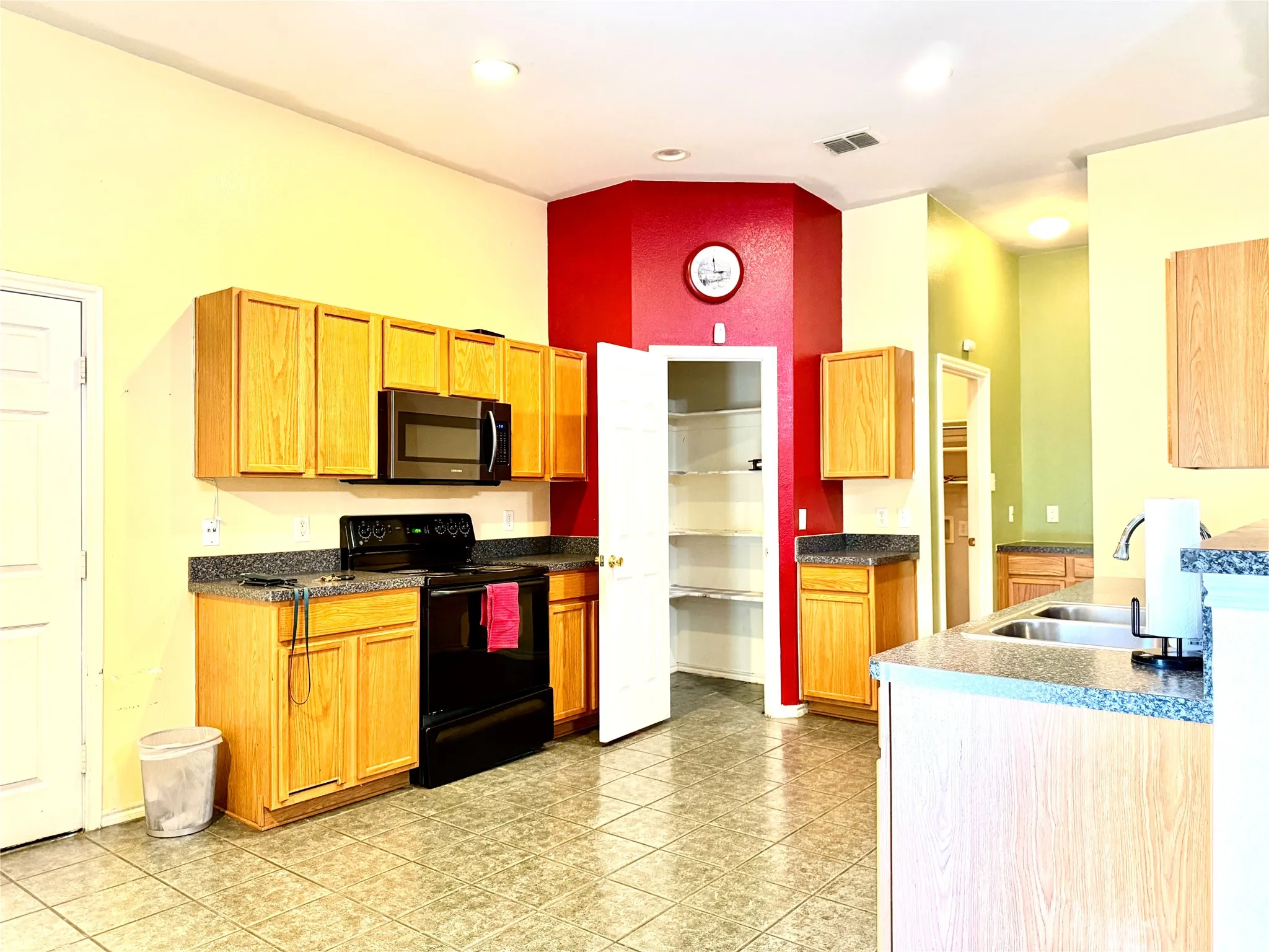 Single Family Residence For Sale in Dallas County , 193 Rolling Court, Lancaster, Texas 75146, 2 Bedroom, 2 Bathroom, 1 Garage spaces, 1,978 Sqft, built in 2005, mls#21367492, Real Estate Agent in Lancaster, Homes For Sale in Dallas county, Homes For Sale in Lancaster, Realtor in Lancaster Texas, Real Estate Brokerage Independent Realty Texas, Luminita Cordes Realtor