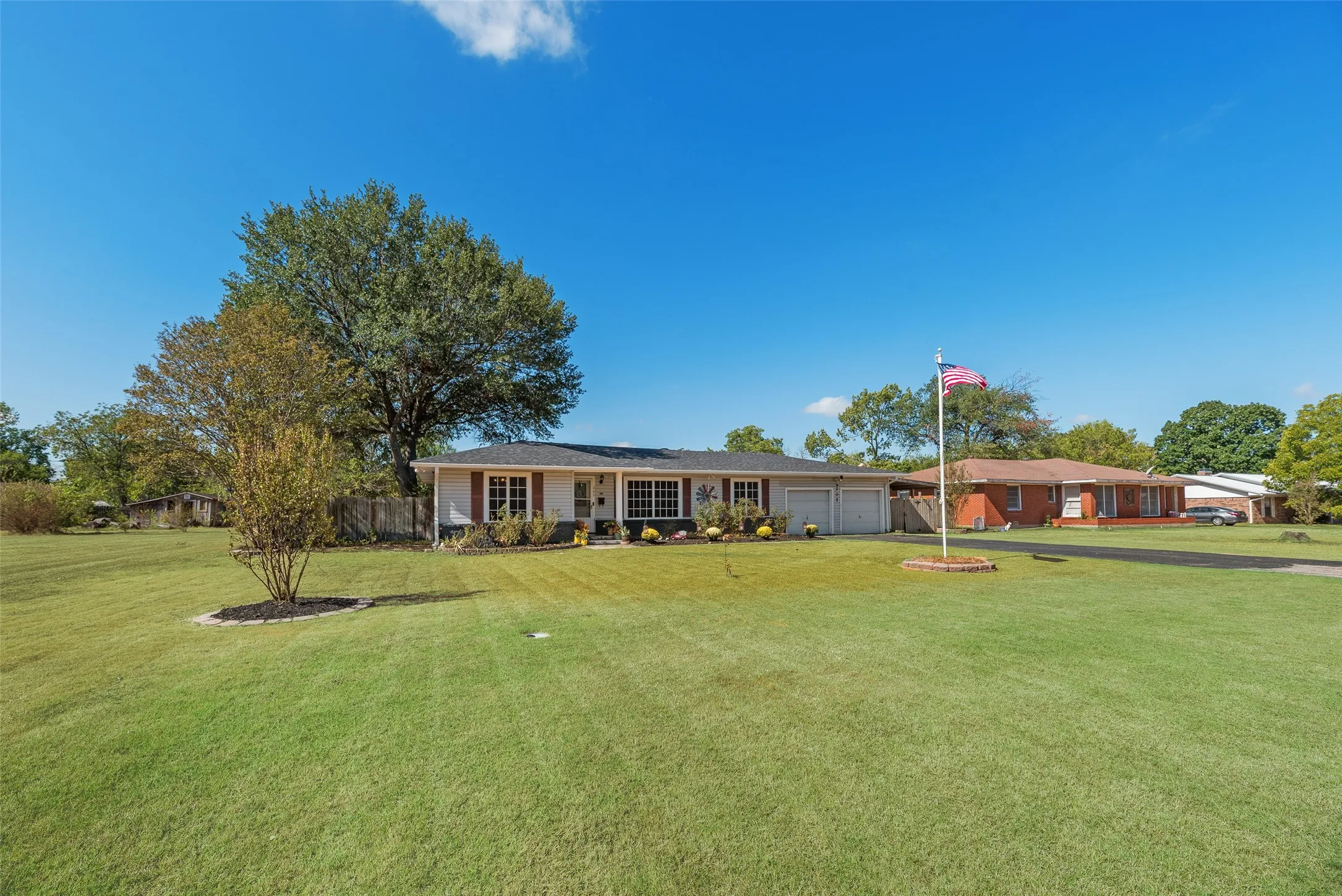 Single Family Residence For Sale in Kaufman County , 205 Laurel Trail, Terrell, Texas 75160, 3 Bedroom, 2 Bathroom, 2 Garage spaces, 1,340 Sqft, built in 1955, mls#21379867, Real Estate Agent in Terrell, Homes For Sale in Kaufman county, Homes For Sale in Terrell, Realtor in Terrell Texas, Real Estate Brokerage Independent Realty Texas, Luminita Cordes Realtor