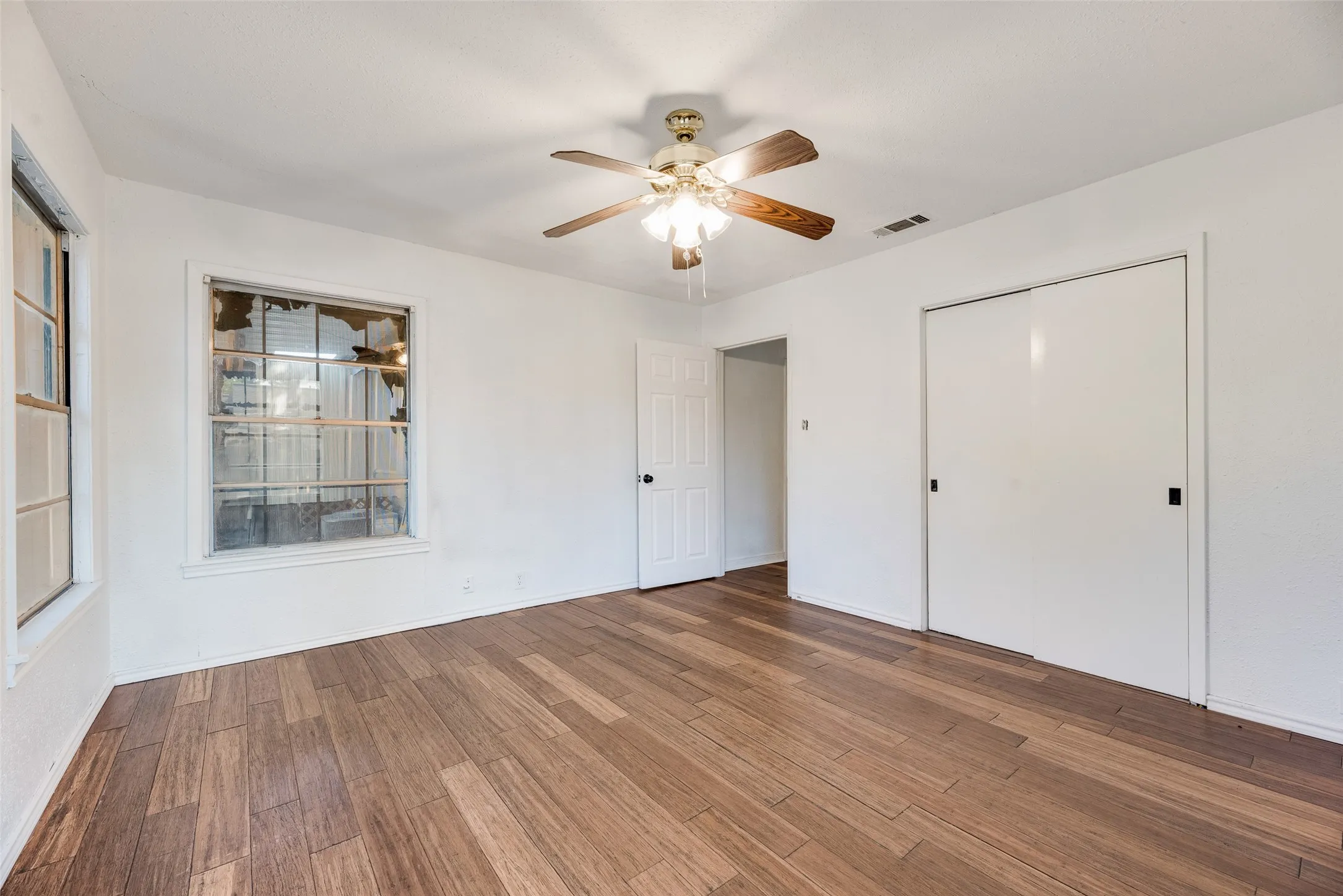 Single Family Residence For Sale in Kaufman County , 205 Laurel Trail, Terrell, Texas 75160, 3 Bedroom, 2 Bathroom, 2 Garage spaces, 1,340 Sqft, built in 1955, mls#21379867, Real Estate Agent in Terrell, Homes For Sale in Kaufman county, Homes For Sale in Terrell, Realtor in Terrell Texas, Real Estate Brokerage Independent Realty Texas, Luminita Cordes Realtor