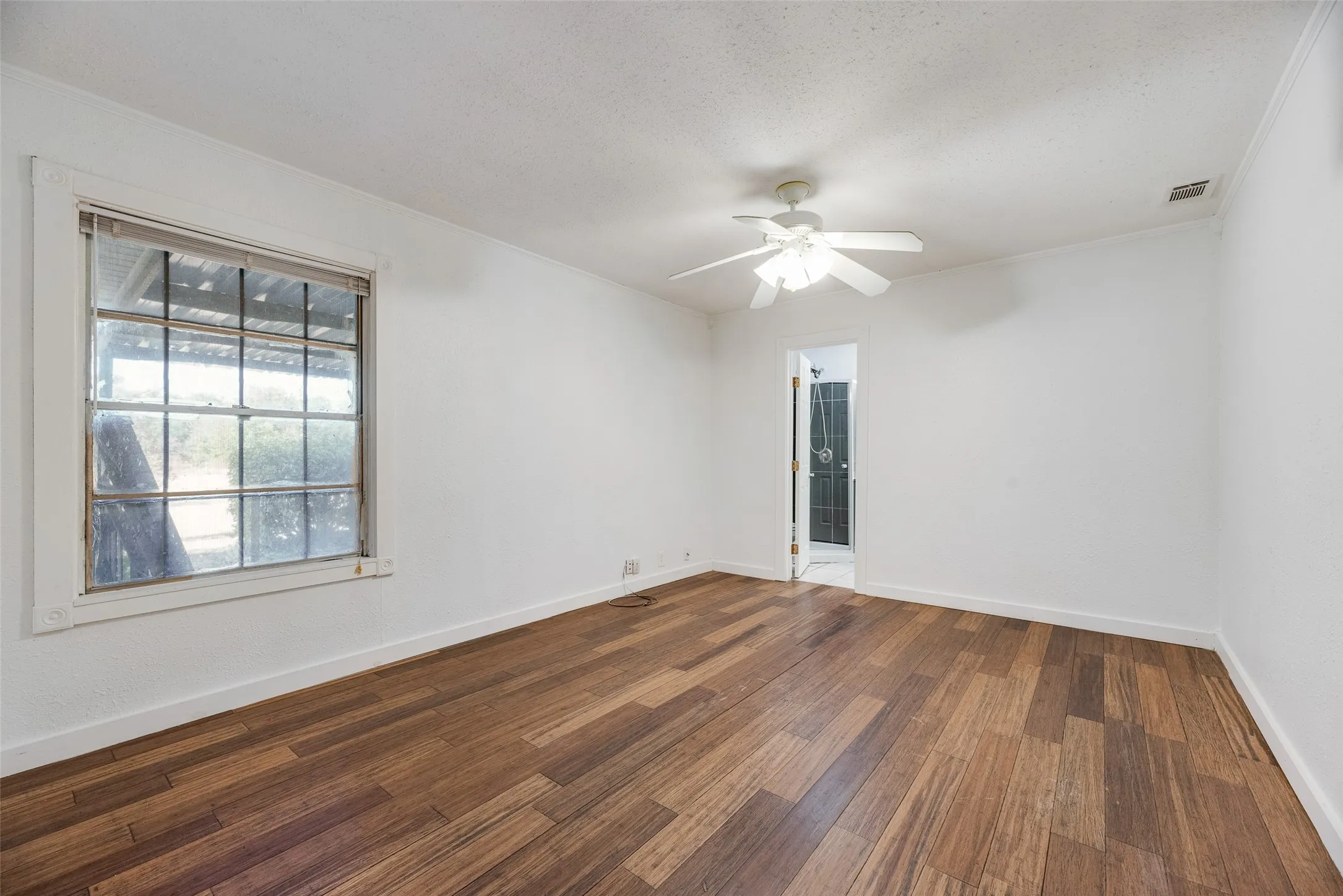 Single Family Residence For Sale in Kaufman County , 205 Laurel Trail, Terrell, Texas 75160, 3 Bedroom, 2 Bathroom, 2 Garage spaces, 1,340 Sqft, built in 1955, mls#21379867, Real Estate Agent in Terrell, Homes For Sale in Kaufman county, Homes For Sale in Terrell, Realtor in Terrell Texas, Real Estate Brokerage Independent Realty Texas, Luminita Cordes Realtor