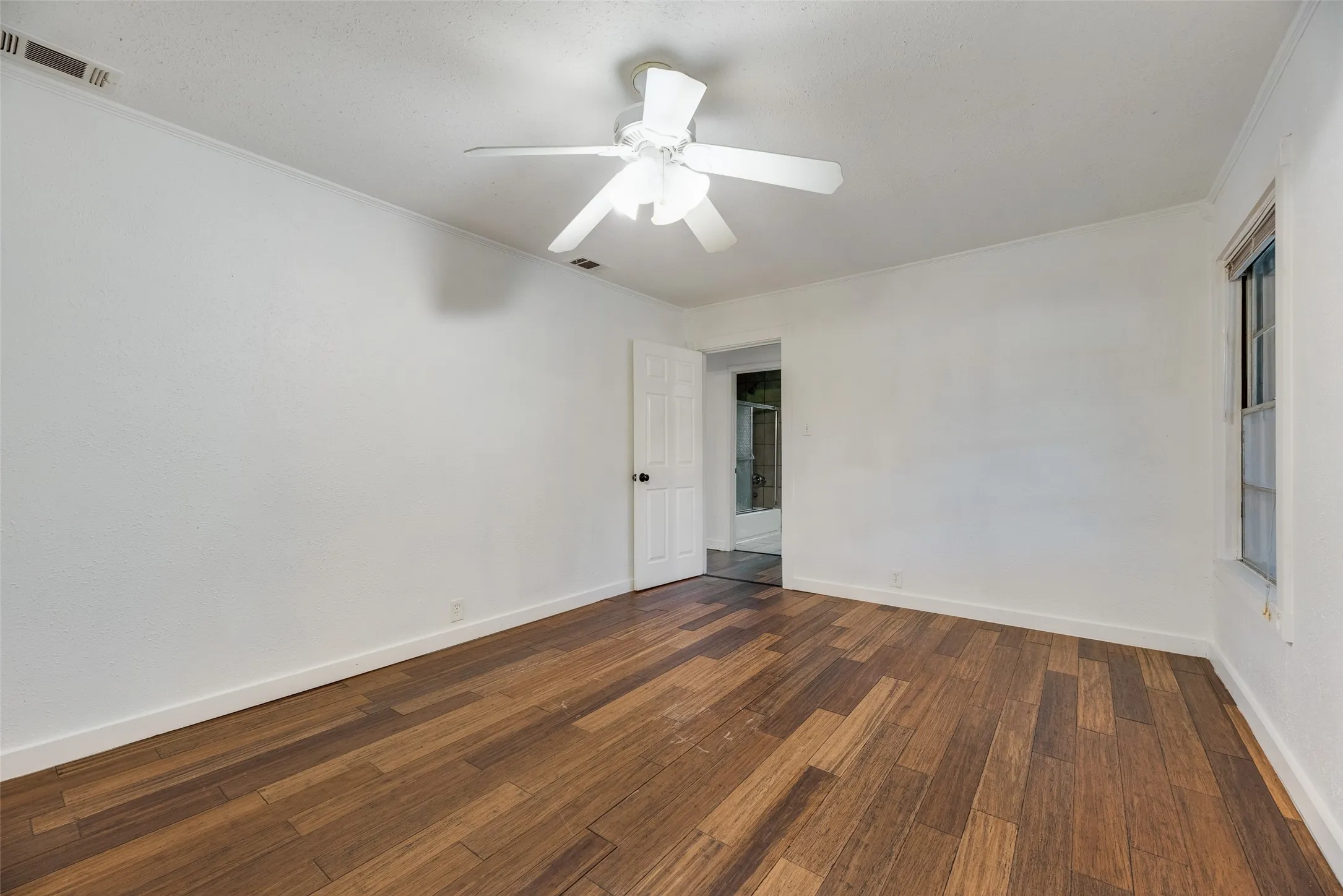 Single Family Residence For Sale in Kaufman County , 205 Laurel Trail, Terrell, Texas 75160, 3 Bedroom, 2 Bathroom, 2 Garage spaces, 1,340 Sqft, built in 1955, mls#21379867, Real Estate Agent in Terrell, Homes For Sale in Kaufman county, Homes For Sale in Terrell, Realtor in Terrell Texas, Real Estate Brokerage Independent Realty Texas, Luminita Cordes Realtor