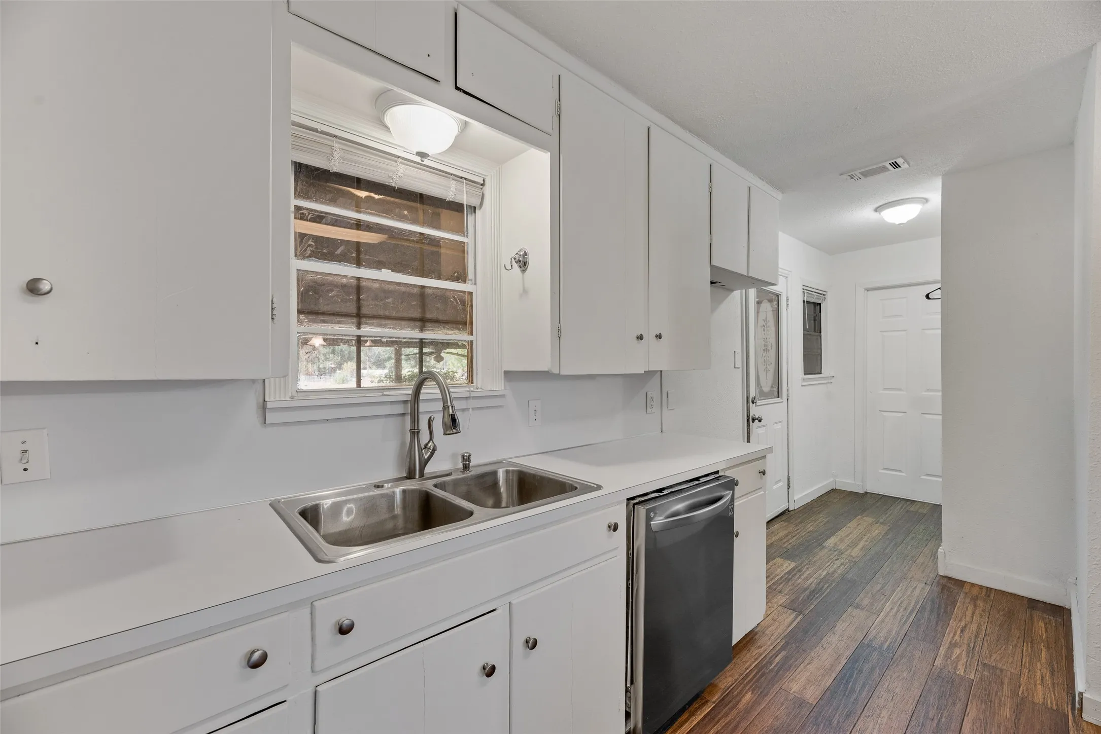 Single Family Residence For Sale in Kaufman County , 205 Laurel Trail, Terrell, Texas 75160, 3 Bedroom, 2 Bathroom, 2 Garage spaces, 1,340 Sqft, built in 1955, mls#21379867, Real Estate Agent in Terrell, Homes For Sale in Kaufman county, Homes For Sale in Terrell, Realtor in Terrell Texas, Real Estate Brokerage Independent Realty Texas, Luminita Cordes Realtor