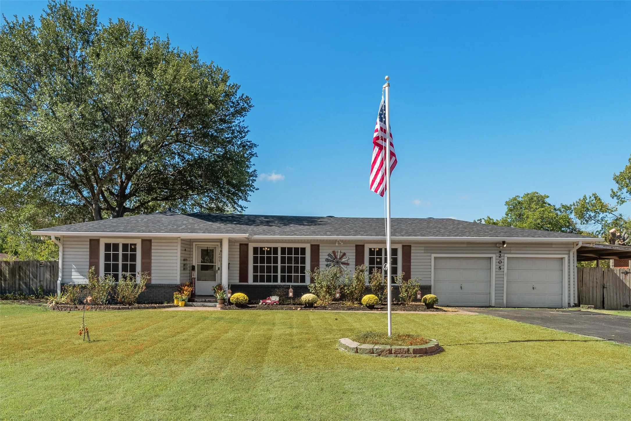 Single Family Residence For Sale in Kaufman County , 205 Laurel Trail, Terrell, Texas 75160, 3 Bedroom, 2 Bathroom, 2 Garage spaces, 1,340 Sqft, built in 1955, mls#21379867, Real Estate Agent in Terrell, Homes For Sale in Kaufman county, Homes For Sale in Terrell, Realtor in Terrell Texas, Real Estate Brokerage Independent Realty Texas, Luminita Cordes Realtor